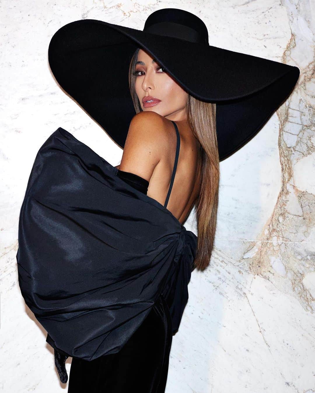 サブリナ・サトウのインスタグラム：「Uma noite para celebrar! 🖤 Prêmio @gqbrasil #MOTY2023  #MOTYBR2023」