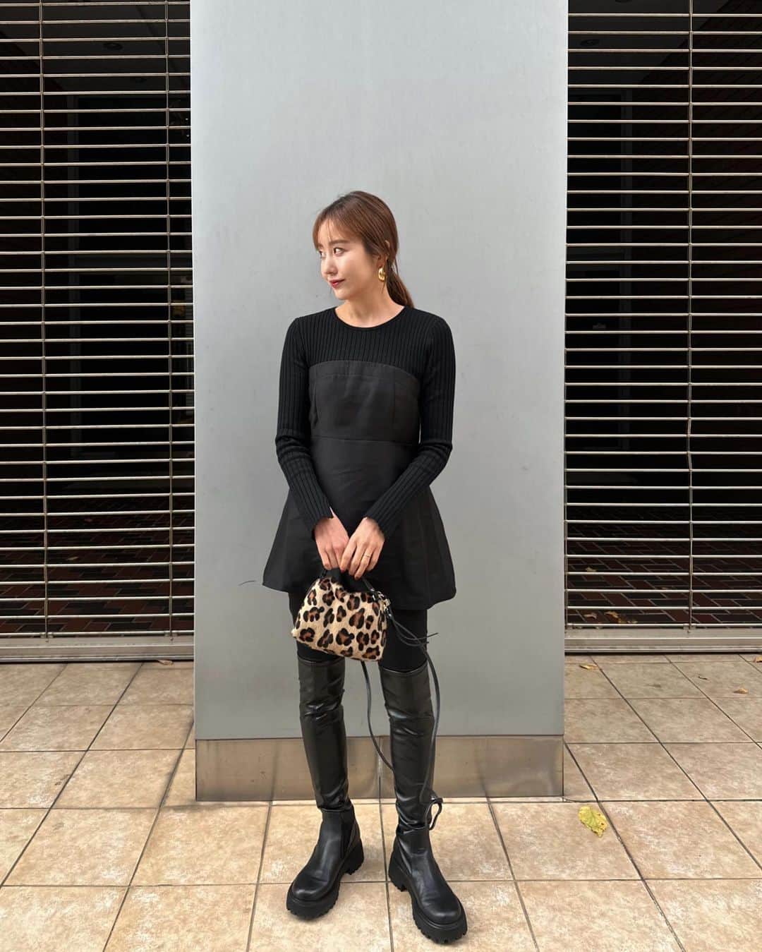 西村彩香のインスタグラム：「.  長時間車乗ってしわっしわやけど...😵‍💫💦  1枚でビスチェ重ねてる風の💘なトップス✨  @gallardagalante」