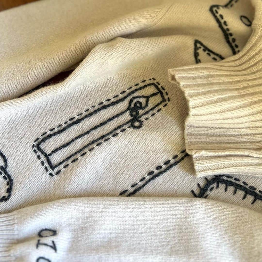 GREED TOKYO STOREのインスタグラム：「Greed International  "Cashmere Lambs Hand Stitch Sweater"  日本の職人により手作業で仕上げられたライダースの刺繍 袖には一つ一つシリアルナンバーを入れた唯一無二のアイテムです ベースのニットも全て国内で成形したこだわりのニットです🪡🧵  #greedinternational #bedandbreakfastqualityoflife #greedtokyo #greedfukuoka #knit#cashmere#highneck#ootd#fashion#seasonless  #グリード #グリードトウキョウ #グリードインターナショナル#ニット#ハイネック#カシミヤニット#冬コーデ#シーズンレス」