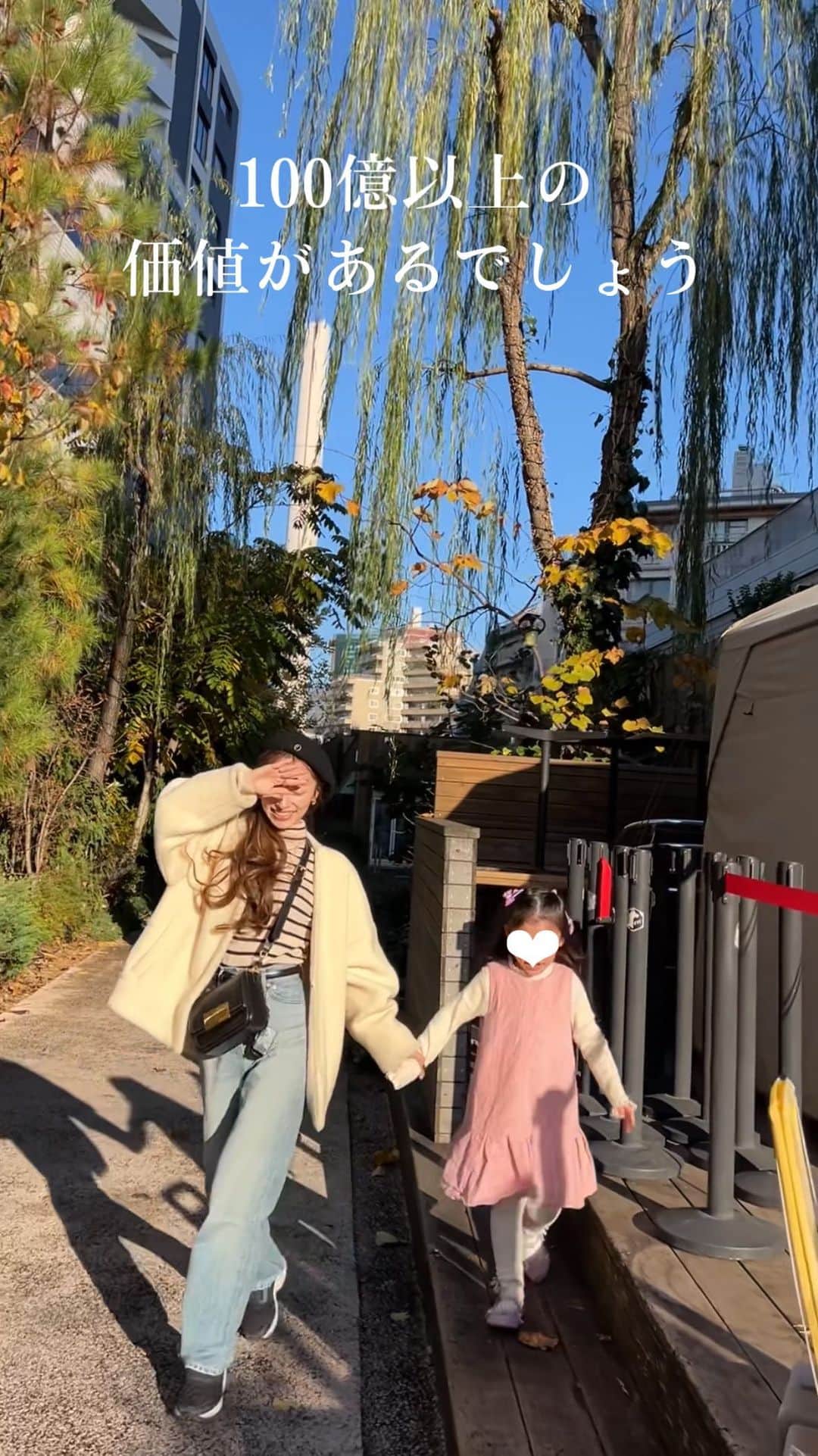 吉田理紗のインスタグラム：「…  当たり前に思える毎日が限りあるものであることを つい忘れてしまうけど そんな日々が愛しいと思える 大切にしたいと思える大好きな曲🌿  hat @chapeaud_o  knit @uniqlo_jp  outer @cadune_official  denim @yanuk_official  bag @jimmychoo  shoes @rogervivier   .」