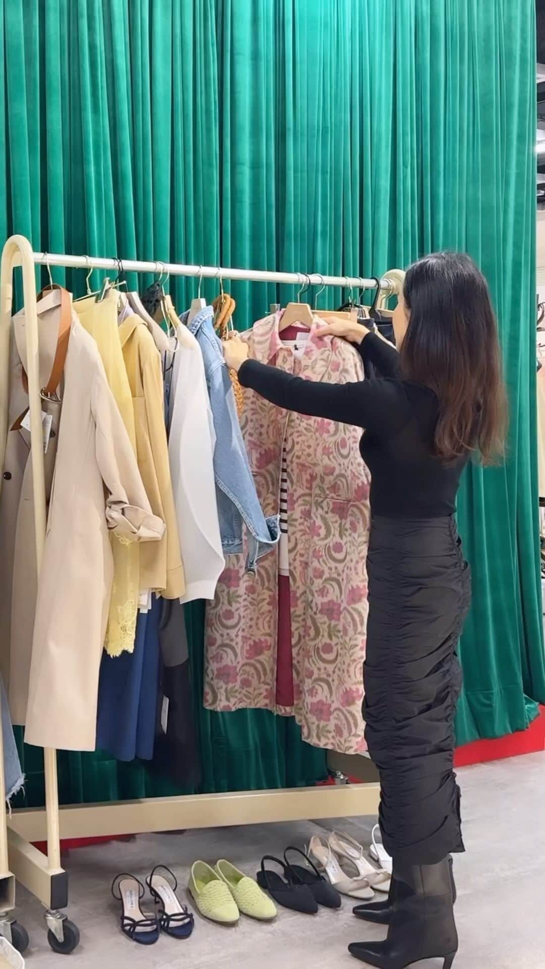 辻直子のインスタグラム：「@maison.iena.jp 🌞 12/9(土)、12/10(日)に Maison IÉNA自由が丘店で24SSの商品をいち早く見られるイベントがあります  一部受注もできるので是非ぜひ遊びに行ってみて下さいね  この日は私が8日に参加させていただくクローズドのイベントのコーディネート中👗でした  やっぱり色が 私は好きみたいです♡」