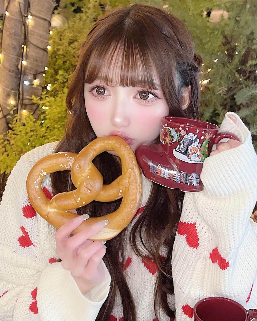 あやちゃんさんのインスタグラム写真 - (あやちゃんInstagram)「スカイツリーのクリスマスマーケット🎅🏼🎄❤️ 穴場だよー！❄️そんな広くないけど混んでないしオススメ💕 ホットワイン可愛いしめちゃ美味し🍷  #クリスマスマーケット #クリスマスマーケット2023 #クリスマスコーデ #ソラマチ #スカイツリークリスマスマーケット #スカイツリー #クリスマスツリー #クリスマスディナー #ニットコーデ #イルミネーション #ホットワイン #東京デート #デートスポット」12月6日 20時35分 - aya.you.love.r