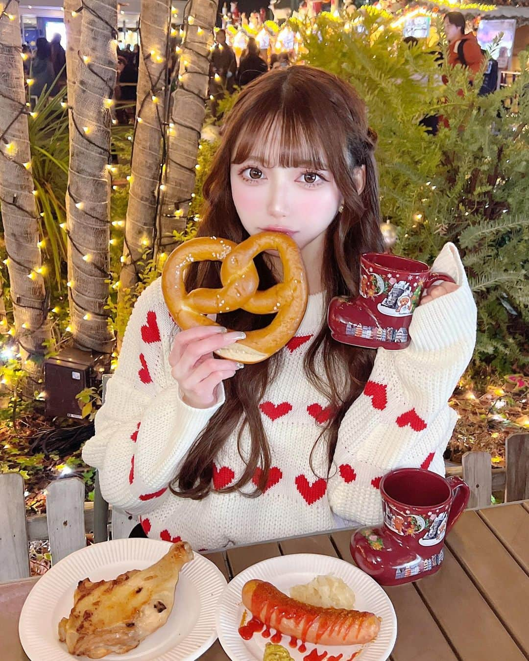 あやちゃんさんのインスタグラム写真 - (あやちゃんInstagram)「スカイツリーのクリスマスマーケット🎅🏼🎄❤️ 穴場だよー！❄️そんな広くないけど混んでないしオススメ💕 ホットワイン可愛いしめちゃ美味し🍷  #クリスマスマーケット #クリスマスマーケット2023 #クリスマスコーデ #ソラマチ #スカイツリークリスマスマーケット #スカイツリー #クリスマスツリー #クリスマスディナー #ニットコーデ #イルミネーション #ホットワイン #東京デート #デートスポット」12月6日 20時35分 - aya.you.love.r