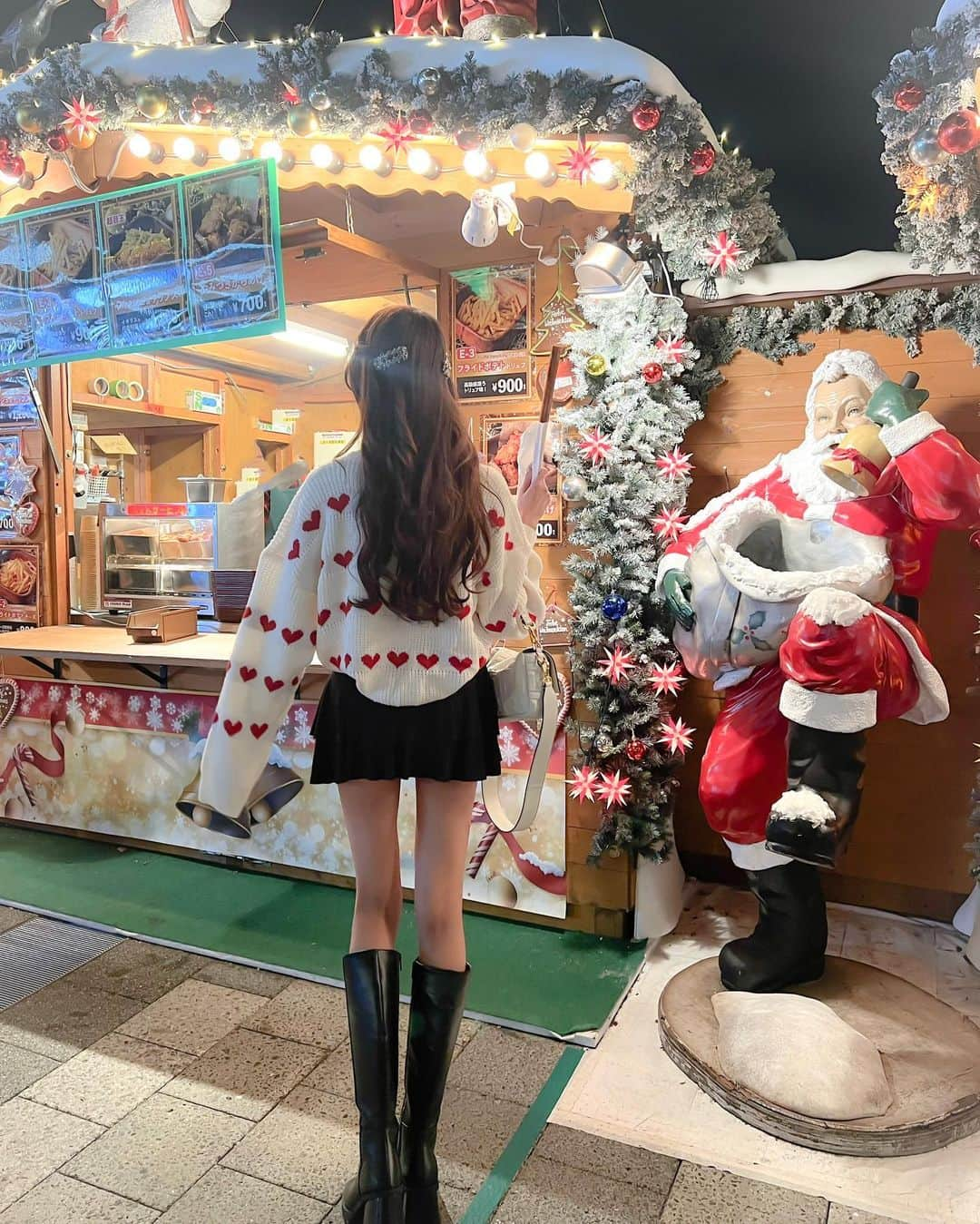 あやちゃんさんのインスタグラム写真 - (あやちゃんInstagram)「スカイツリーのクリスマスマーケット🎅🏼🎄❤️ 穴場だよー！❄️そんな広くないけど混んでないしオススメ💕 ホットワイン可愛いしめちゃ美味し🍷  #クリスマスマーケット #クリスマスマーケット2023 #クリスマスコーデ #ソラマチ #スカイツリークリスマスマーケット #スカイツリー #クリスマスツリー #クリスマスディナー #ニットコーデ #イルミネーション #ホットワイン #東京デート #デートスポット」12月6日 20時35分 - aya.you.love.r