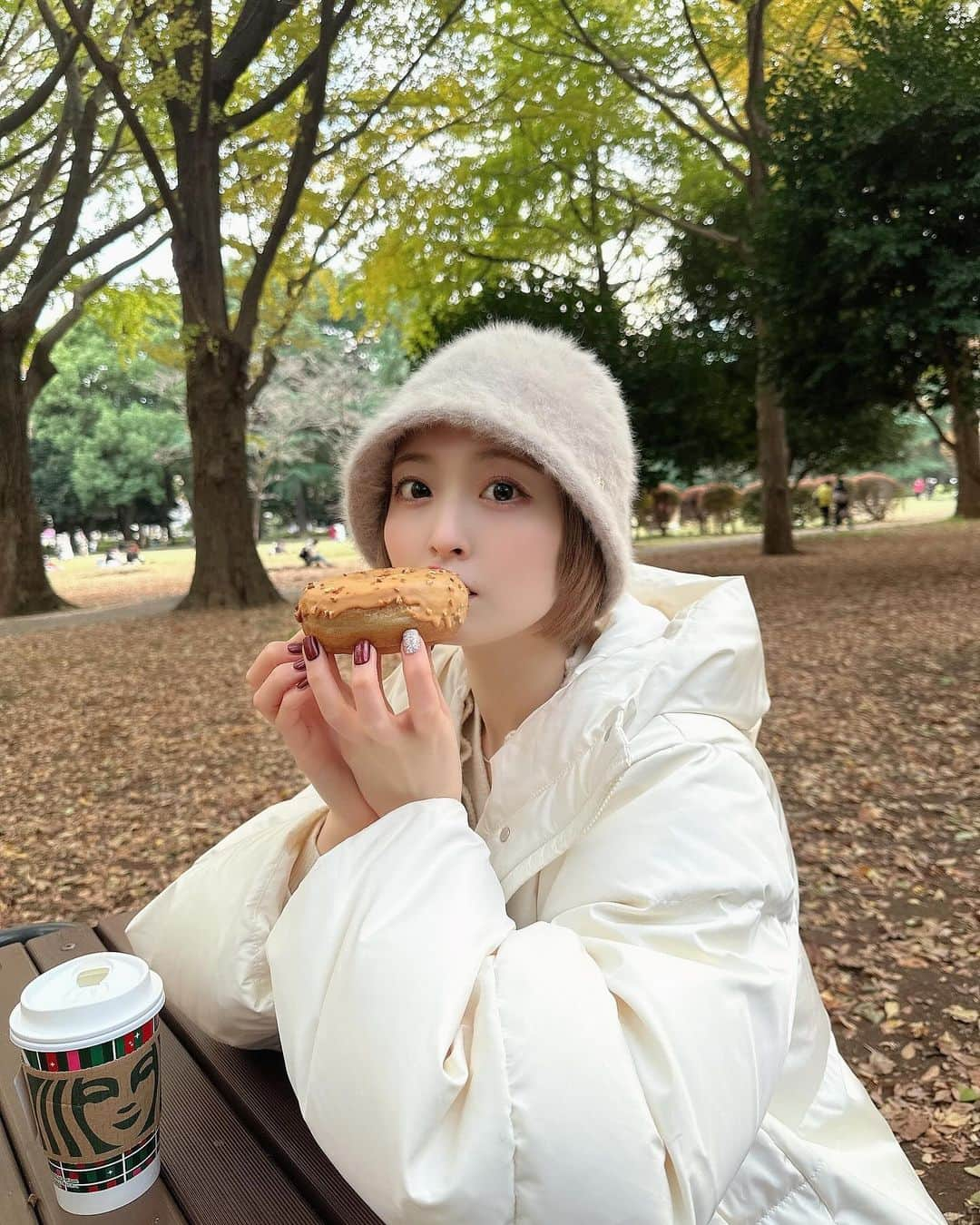 白井真緒さんのインスタグラム写真 - (白井真緒Instagram)「ドーナッツ🍩  #食べる白井 #ホワイトコーデ #冬コーデ #snidel #eimy #公園デート #ドーナッツ #こはくのふく」12月6日 20時36分 - kohaku_shirai_official