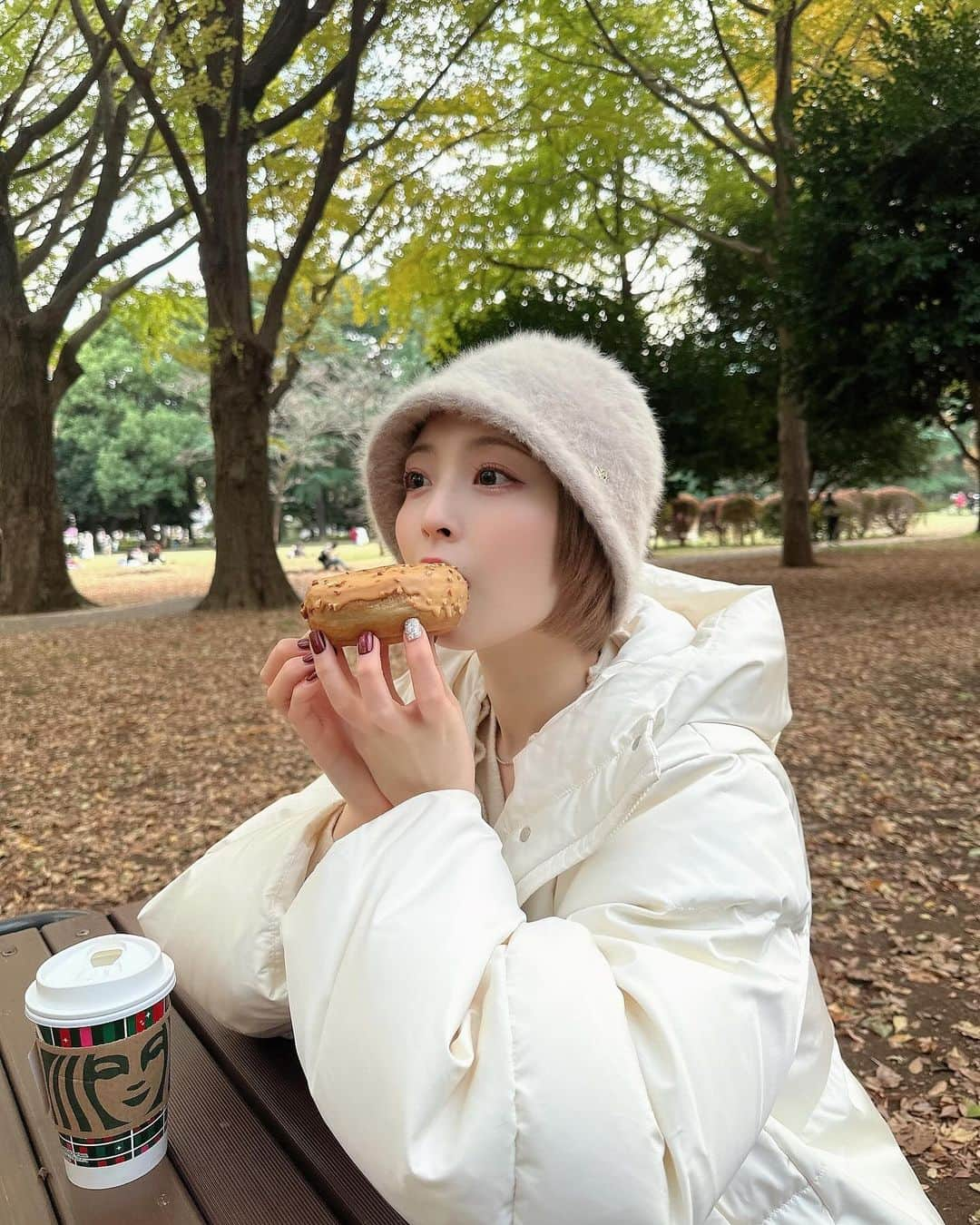 白井真緒さんのインスタグラム写真 - (白井真緒Instagram)「ドーナッツ🍩  #食べる白井 #ホワイトコーデ #冬コーデ #snidel #eimy #公園デート #ドーナッツ #こはくのふく」12月6日 20時36分 - kohaku_shirai_official