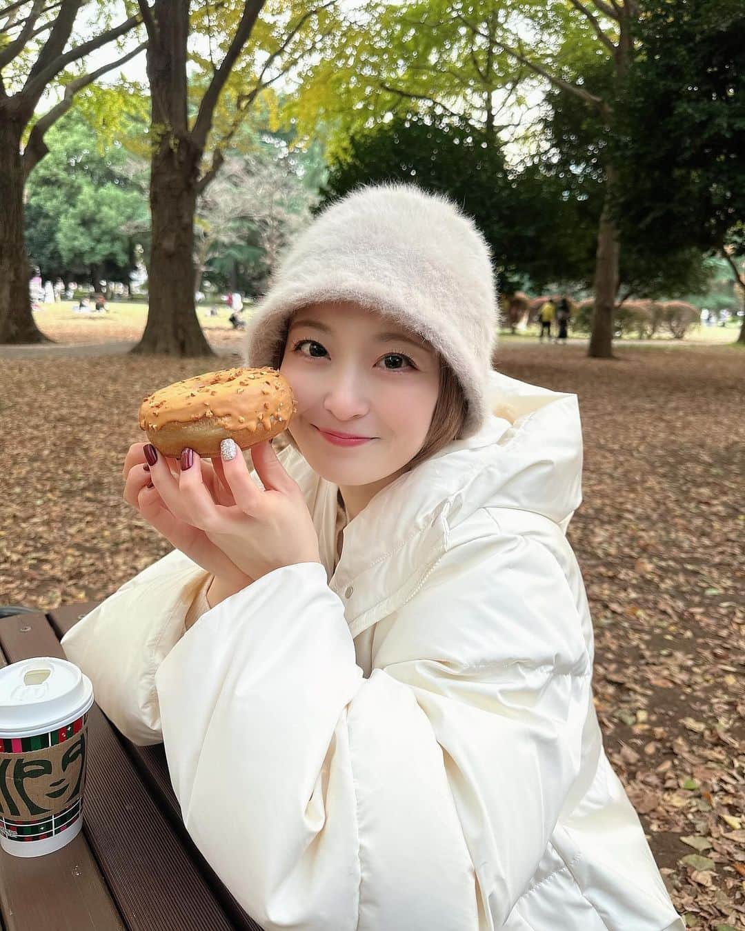 白井真緒のインスタグラム：「ドーナッツ🍩  #食べる白井 #ホワイトコーデ #冬コーデ #snidel #eimy #公園デート #ドーナッツ #こはくのふく」