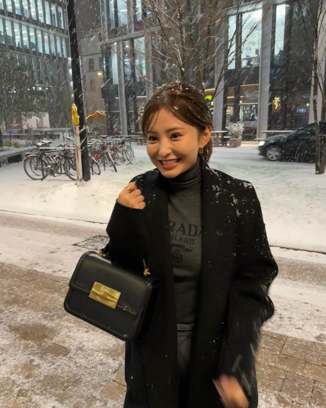 明松美玖さんのインスタグラム写真 - (明松美玖Instagram)「、 雪が積もっていたの🩶 でも屋外に1時間もいれば凍りつきます💎🥲  #PR #JimmyChoo #ジミーチュウ #mackage #マッカージュ」12月6日 20時37分 - shashishu_daily