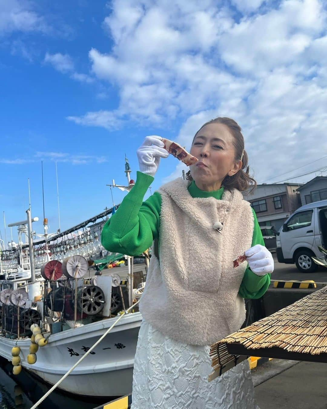 熊谷真実さんのインスタグラム写真 - (熊谷真実Instagram)「美味いもの市！  カニ祭り！！！  かにかにかに！！！  もう！蟹🦀が！  イカ🦑が！  美味しくてたまらん。  #熊谷真実 #美味いもの市 #美味いもの大好き #函館なう #東ちづるさん」12月6日 20時38分 - mami_kumagai310