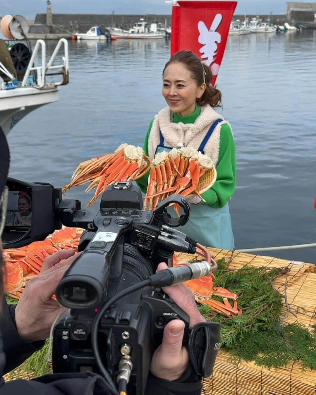 熊谷真実さんのインスタグラム写真 - (熊谷真実Instagram)「美味いもの市！  カニ祭り！！！  かにかにかに！！！  もう！蟹🦀が！  イカ🦑が！  美味しくてたまらん。  #熊谷真実 #美味いもの市 #美味いもの大好き #函館なう #東ちづるさん」12月6日 20時38分 - mami_kumagai310