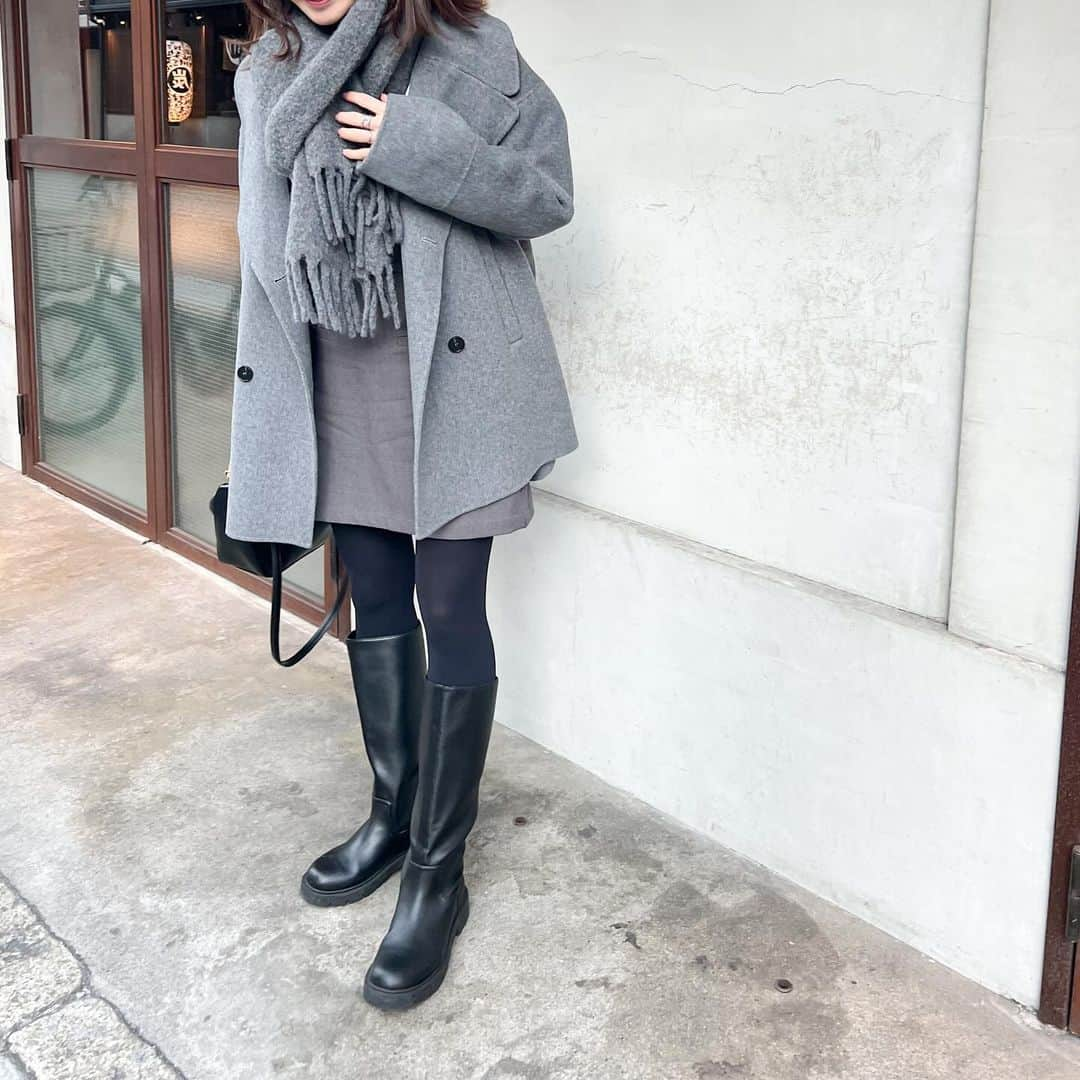 n.etsuuさんのインスタグラム写真 - (n.etsuuInstagram)「2023.12.6  @uniqlo  #チャンキーストール gray   ここ最近、 このマフラーばっかり使ってる🩶  coat▸#evernavy blouse▸#Mynia skirt▸#BASEMENT boots▸#UNIQLOC muffler▸#UNIQLO bag▸#ZARA  #UNIQLO#ユニクロ#ユニクロ購入品#アラフォーママ#ママコーデ#高身長コーデ#高身長コーデ」12月6日 20時48分 - n.etsuu