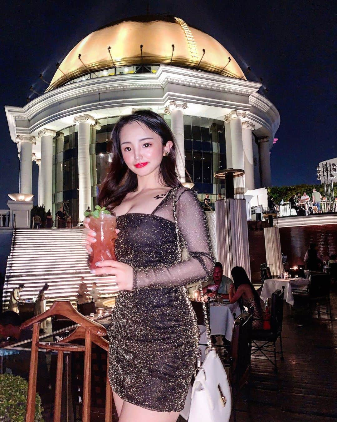 CHERIのインスタグラム：「Sirocco bar in Thailand. 2020… Was Fun though :) アジア一ともいわれているバーで　 映画ハングオーバーのロケ地✨  カクテルを嗜みない気持ちになるね」