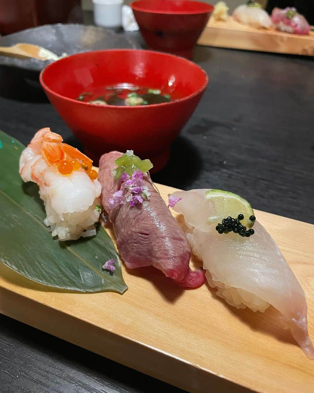 まゆぴちゅーさんのインスタグラム写真 - (まゆぴちゅーInstagram)「中目黒高架下ご飯🍶♡  『炉端のぬる燗 佐藤』 @robatanosatou  で夜ご飯食べてきたよん\( ˆoˆ )/🍴♡  日本酒も飲み放題に入ってる和食のコース🍣❤️  前菜からお造り、帆立や蟹まででてきて、 お肉もあって、牡蠣コロッケまで…！✨ 〆にはお鮨もあって豪華すぎた😂💞💞  味もしっかり美味しくて、コスパ良かった♡  日本酒好きにはたまらんお店でした🍶❤️ . . . #中目黒グルメ #中目黒ディナー #中目黒居酒屋 #中目黒ごはん #中目黒高架下 #炉端の佐藤 #和食ディナー #日本酒 #日本酒女子 #日本酒好きな人と繋がりたい」12月6日 20時41分 - mayu_03pichu