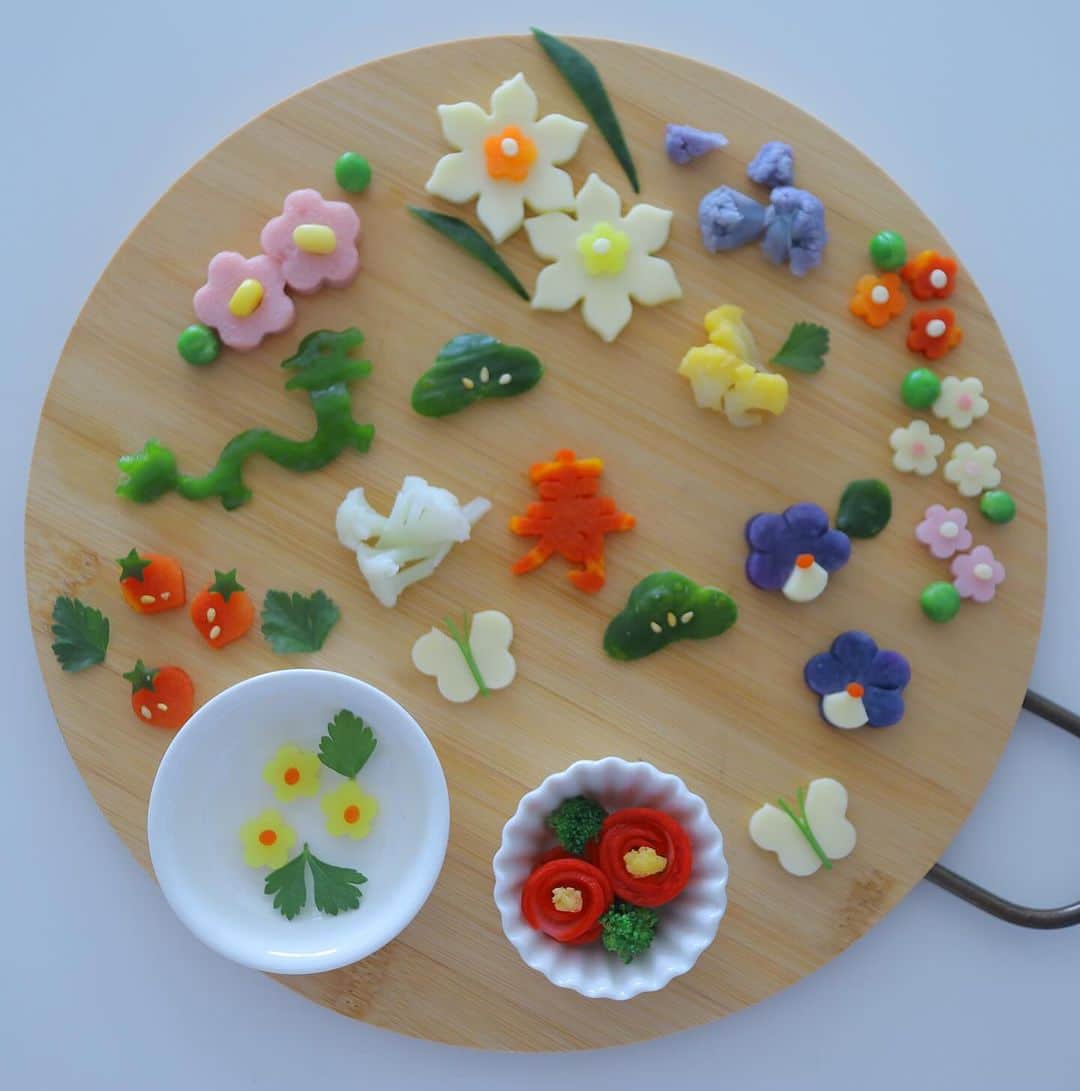 maki ogawaさんのインスタグラム写真 - (maki ogawaInstagram)「年賀状用のお弁当を作りました。 細々、小さなお花を作って ご飯の上に乗せてみました。  それぞれパーツの作り方動画も撮ったので なるべく早くアップしますね。  同じ写真を2枚も載せてしまいましたね😅  2枚目写真の中の 龍のクッキー型は 多分、12年前に合羽橋のTDIさんで 購入したものです。 今年は使えるかなーと思ったのですが 入るスペースがなかった😅  また12年後に😅  #キャラ弁 #デコ弁 #飾りきり #かわいいお弁当  #かわいいお弁当作りたい部  #お弁当部  #お弁当作り楽しもう部  #bento #bentolunchbox #bentobox #kyaraben #decoben #decobento #料理動画」12月6日 20時41分 - cuteobento