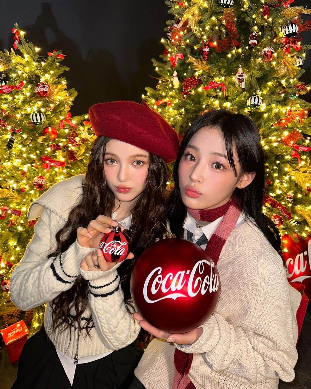 NewJeansさんのインスタグラム写真 - (NewJeansInstagram)「🎄 Happy holidays with #CocaCola  #광고 @CocaCola_Korea #happyholidays #RealMagic #christmas #크리스마스 #코카콜라 #NewJeans #뉴진스」12月6日 21時10分 - newjeans_official