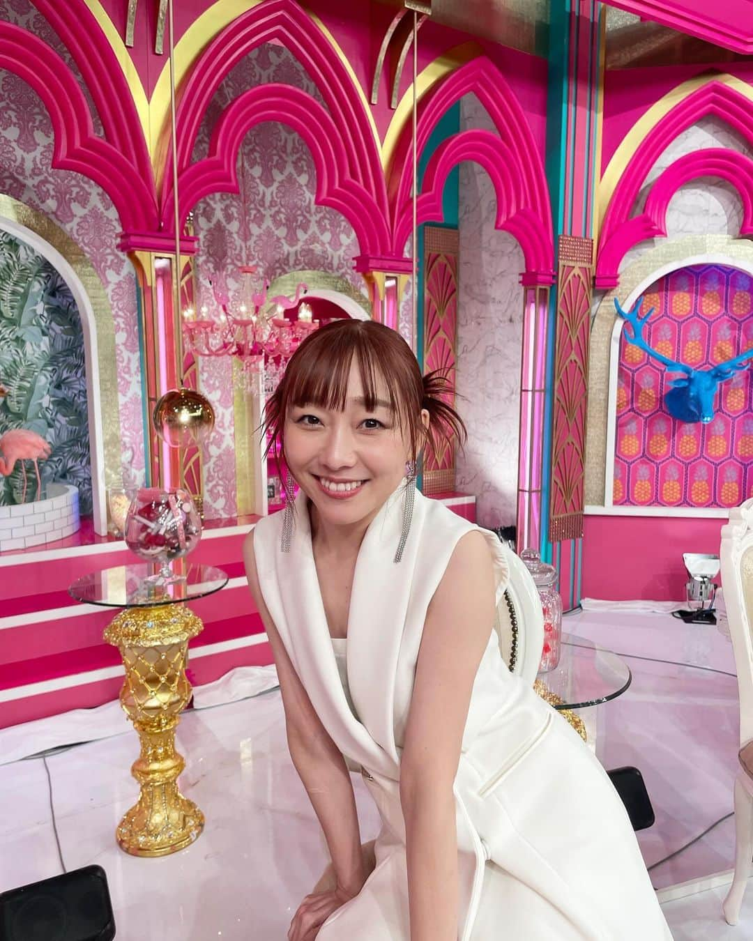 須田亜香里さんのインスタグラム写真 - (須田亜香里Instagram)「真っ白コーデ🤍  12月6日(水)日本テレビ系列21:00〜 #上田と女が吠える夜  テーマは一人が好きな女子。 大久保さんとのやりとり、放送されるかな😂笑 ぜひご覧くださいませ〜☕️ #須田亜香里衣装 #カチモリヘア   12月7日(木) 🍀メ〜テレ6:00〜生放送 #ドデスカ  🌈アスナル金山 @asunalkanayama  須田亜香里･大倉士門 ASUNAL TREASURE 18:30〜公開録音（無料観覧）  12月8日(金) 📻FM AICHI 20:30〜 須田亜香里•大倉士門 ASUNAL TREASURE(放送)  12月9日(土) 📻MBSラジオ 25:30〜生放送 オレたちゴチャまぜっ  12月10日(日) 🦄中京テレビ 9:55〜生放送 #大とくさん   🀄️テレビ朝日(ABEMA) #熱闘mリーグ   安定の生放送多め😚」12月6日 20時43分 - akarisuda