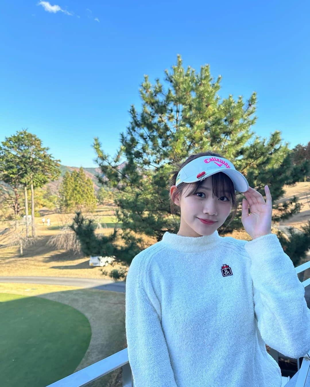 保﨑麗のインスタグラム：「ゴルフ納め~⛳️  ベストスコアはレディースティーで103でした！ 来年は100切りしたいな✊🏻😌  いつもの事ながら マミーにたくさん写真撮ってもらった🙏🏻笑  #ゴルフ #ゴルフ女子 #ドライバー #ドライバーショット #ゴルフウェア #ゴルフクラブ #ゴルフ日記 #golf#golfswing」