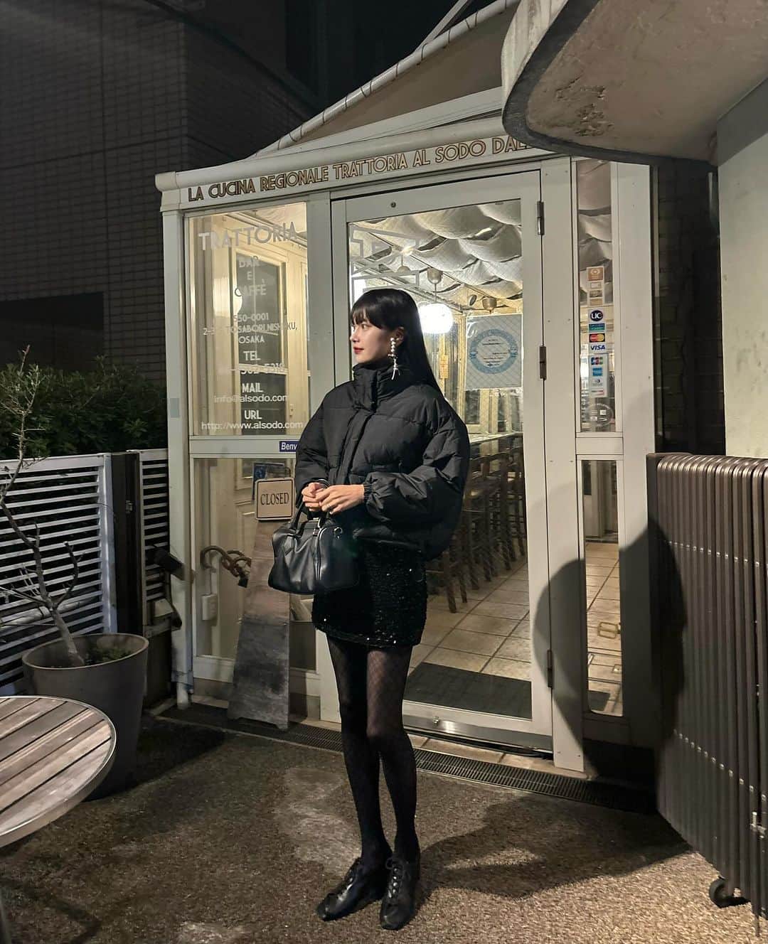 椎名伊織さんのインスタグラム写真 - (椎名伊織Instagram)「ショート丈ダウンジャケットでお出かけ✨🌙  前後差のあるシルエットとショート丈で防寒しながらスタイルアップが叶う一枚🤍  カジュアルなレストランならこのダウンで入れちゃう🍽  @__ada.official__   #ada.#エイダ#エイダコーデ#タイアップ#ZOZO#ZOZOTOWN#ZOZOTOWN購入品#ダウン#ショートダウン#171cm」12月6日 20時57分 - iori_2038