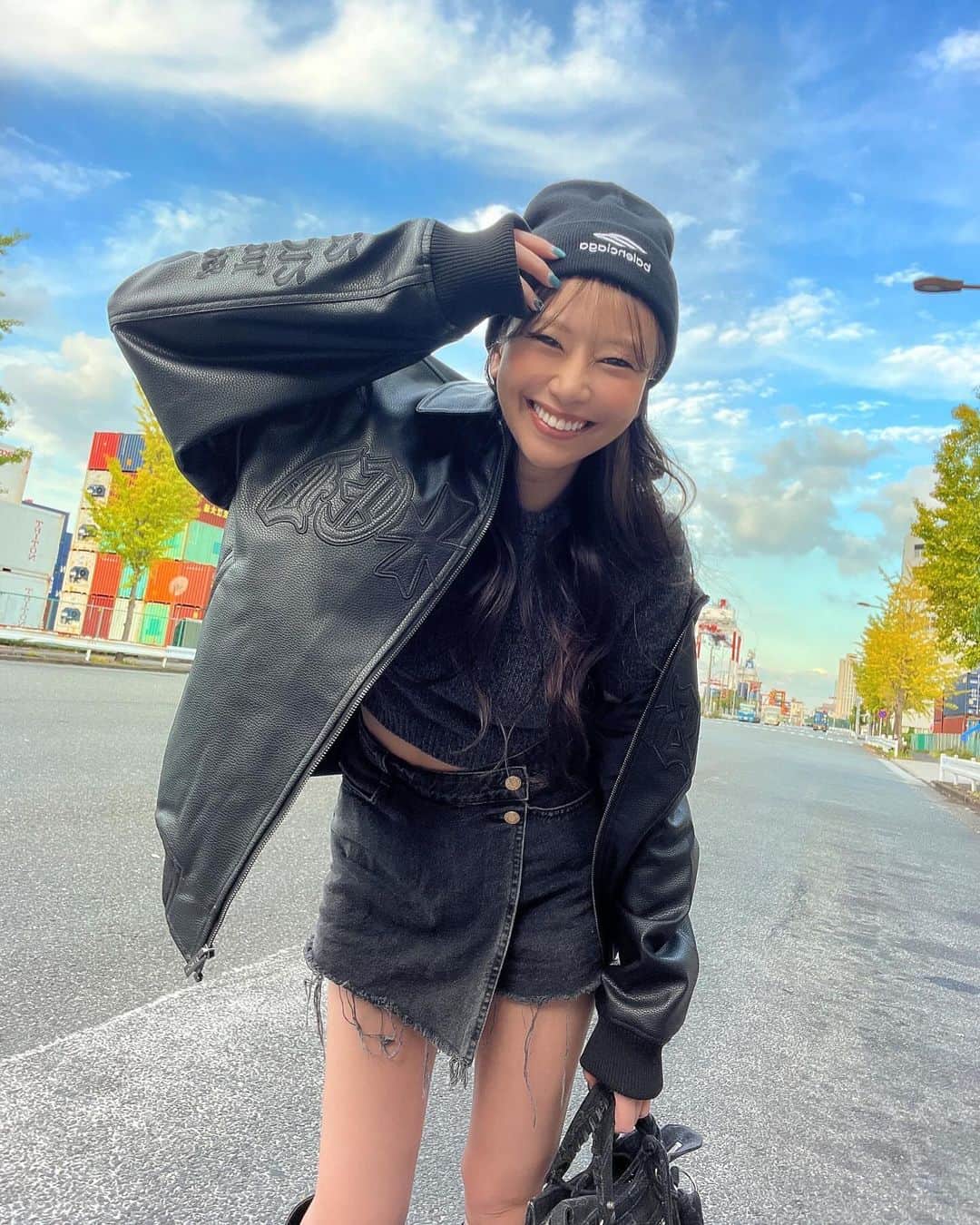 希帆さんのインスタグラム写真 - (希帆Instagram)「🥶🥶🥶🖤✨ 1ヶ月以上前の私服です😉💦🖤🖤🖤 jacket @supplier_official  knit hat @balenciaga  bottoms @zara   今は寒すぎてもう足出せまへん☺️（笑）」12月6日 20時49分 - k_i_h_o_