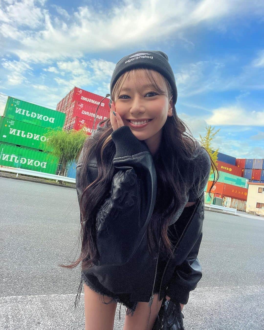 希帆さんのインスタグラム写真 - (希帆Instagram)「🥶🥶🥶🖤✨ 1ヶ月以上前の私服です😉💦🖤🖤🖤 jacket @supplier_official  knit hat @balenciaga  bottoms @zara   今は寒すぎてもう足出せまへん☺️（笑）」12月6日 20時49分 - k_i_h_o_
