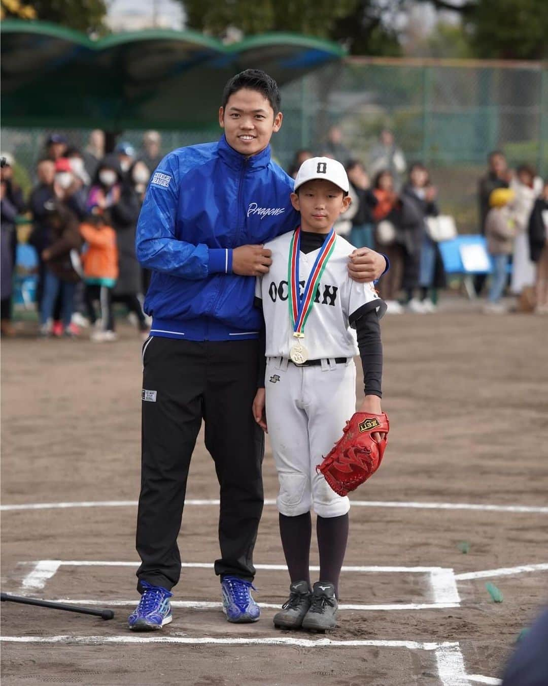 平田良介さんのインスタグラム写真 - (平田良介Instagram)「12月3日（日） 第3回　平田良介杯　決勝戦&閉会式を行いました。 閉会式にはスペシャルゲストで中日ドラゴンズの根尾選手が来てくださいました！！司会は去年に続き、メーテレアナウンサーの上坂さんにしていただきました📺 優勝チームは東海オーシャン🥇準優勝チームは富士シャーク🥈 3位のチームはゴールデンファイヤーズJr,武豊クラブ🥉となりました‼️ 決勝戦は投手戦となり、どちらのチームも守りが固くとてもいい試合でした！ 見事MVPに輝いた東海オーシャンの　本山　晧大選手　 おめでとうございます‼️ 平田良介賞　　　山崎暉平選手 根尾昂賞　　　　五十嵐翔大選手 敢闘賞　　　　　堤　斗真選手  五十嵐選手は完封‼️ナイスピッチングでした⚾️根尾選手にも優勝チームの子達と対戦してもらったり、子供達の真剣な顔、キラキラした眼、とびきりの笑顔を見ることができて本当に嬉しく思います。 来年も平田良介杯で優勝するという子供達の目標になってくれれば嬉しく思います‼️ 平田良介杯を応援し協力、協賛してくださった　たくさんの方々に感謝申し上げます。保護者の皆様、日頃の子供達へのサポートと閉会式でのご協力、ご配慮ありがとうございました。 ※ これらの写真は､ご父兄の承諾を得た上で掲載しています。  #平田良介杯 #平田良介 #根尾昂 #中日ドラゴンズ #株式会社ヒマラヤスポーツ#アルペン#株式会社スポーツデポ　#株式会社タケイリ建設 #絆ウェルド株式会社  #株式会社ssk #中日ドラゴンズ東三河後援会#焼鳥大須とりもり #プレミアム9#株式会社エナジーホールディング#上坂嵩 アナウンサー#めーてれ  #松井よりのり　先生　名古屋市会議員」12月6日 20時50分 - ryosuke_hirata_official