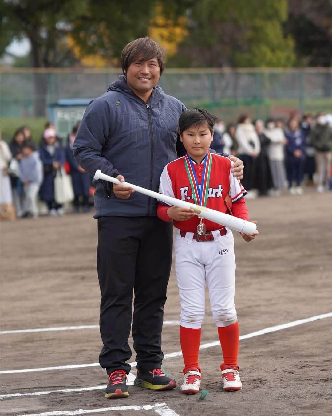 平田良介さんのインスタグラム写真 - (平田良介Instagram)「12月3日（日） 第3回　平田良介杯　決勝戦&閉会式を行いました。 閉会式にはスペシャルゲストで中日ドラゴンズの根尾選手が来てくださいました！！司会は去年に続き、メーテレアナウンサーの上坂さんにしていただきました📺 優勝チームは東海オーシャン🥇準優勝チームは富士シャーク🥈 3位のチームはゴールデンファイヤーズJr,武豊クラブ🥉となりました‼️ 決勝戦は投手戦となり、どちらのチームも守りが固くとてもいい試合でした！ 見事MVPに輝いた東海オーシャンの　本山　晧大選手　 おめでとうございます‼️ 平田良介賞　　　山崎暉平選手 根尾昂賞　　　　五十嵐翔大選手 敢闘賞　　　　　堤　斗真選手  五十嵐選手は完封‼️ナイスピッチングでした⚾️根尾選手にも優勝チームの子達と対戦してもらったり、子供達の真剣な顔、キラキラした眼、とびきりの笑顔を見ることができて本当に嬉しく思います。 来年も平田良介杯で優勝するという子供達の目標になってくれれば嬉しく思います‼️ 平田良介杯を応援し協力、協賛してくださった　たくさんの方々に感謝申し上げます。保護者の皆様、日頃の子供達へのサポートと閉会式でのご協力、ご配慮ありがとうございました。 ※ これらの写真は､ご父兄の承諾を得た上で掲載しています。  #平田良介杯 #平田良介 #根尾昂 #中日ドラゴンズ #株式会社ヒマラヤスポーツ#アルペン#株式会社スポーツデポ　#株式会社タケイリ建設 #絆ウェルド株式会社  #株式会社ssk #中日ドラゴンズ東三河後援会#焼鳥大須とりもり #プレミアム9#株式会社エナジーホールディング#上坂嵩 アナウンサー#めーてれ  #松井よりのり　先生　名古屋市会議員」12月6日 20時50分 - ryosuke_hirata_official