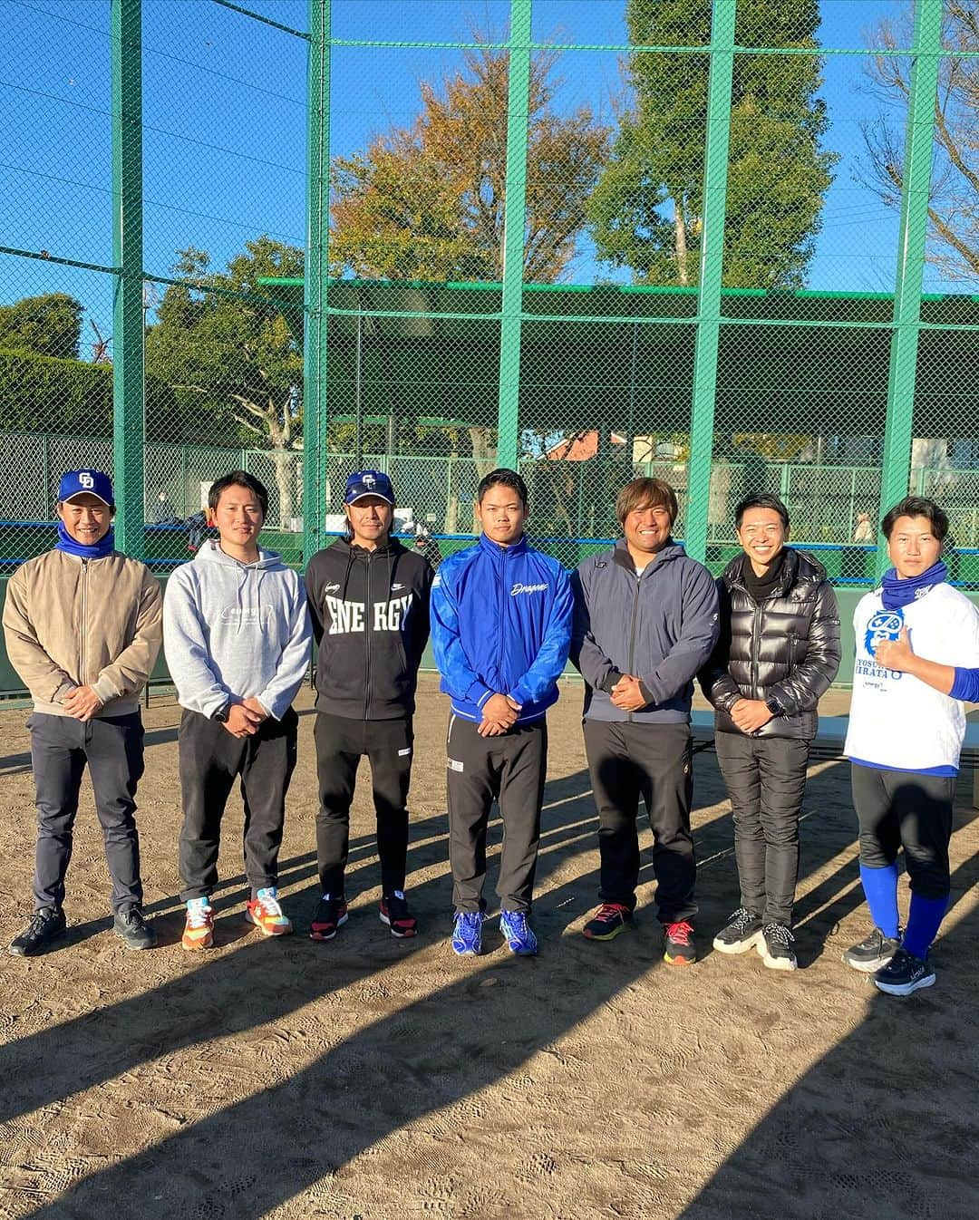 平田良介さんのインスタグラム写真 - (平田良介Instagram)「12月3日（日） 第3回　平田良介杯　決勝戦&閉会式を行いました。 閉会式にはスペシャルゲストで中日ドラゴンズの根尾選手が来てくださいました！！司会は去年に続き、メーテレアナウンサーの上坂さんにしていただきました📺 優勝チームは東海オーシャン🥇準優勝チームは富士シャーク🥈 3位のチームはゴールデンファイヤーズJr,武豊クラブ🥉となりました‼️ 決勝戦は投手戦となり、どちらのチームも守りが固くとてもいい試合でした！ 見事MVPに輝いた東海オーシャンの　本山　晧大選手　 おめでとうございます‼️ 平田良介賞　　　山崎暉平選手 根尾昂賞　　　　五十嵐翔大選手 敢闘賞　　　　　堤　斗真選手  五十嵐選手は完封‼️ナイスピッチングでした⚾️根尾選手にも優勝チームの子達と対戦してもらったり、子供達の真剣な顔、キラキラした眼、とびきりの笑顔を見ることができて本当に嬉しく思います。 来年も平田良介杯で優勝するという子供達の目標になってくれれば嬉しく思います‼️ 平田良介杯を応援し協力、協賛してくださった　たくさんの方々に感謝申し上げます。保護者の皆様、日頃の子供達へのサポートと閉会式でのご協力、ご配慮ありがとうございました。 ※ これらの写真は､ご父兄の承諾を得た上で掲載しています。  #平田良介杯 #平田良介 #根尾昂 #中日ドラゴンズ #株式会社ヒマラヤスポーツ#アルペン#株式会社スポーツデポ　#株式会社タケイリ建設 #絆ウェルド株式会社  #株式会社ssk #中日ドラゴンズ東三河後援会#焼鳥大須とりもり #プレミアム9#株式会社エナジーホールディング#上坂嵩 アナウンサー#めーてれ  #松井よりのり　先生　名古屋市会議員」12月6日 20時50分 - ryosuke_hirata_official