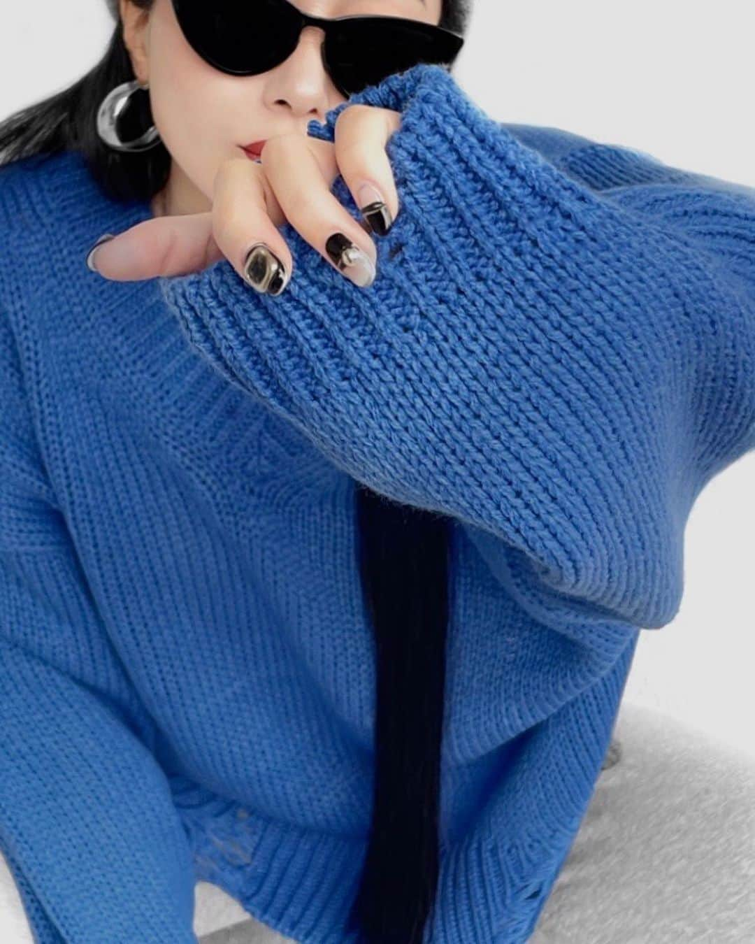 lve_xxxxさんのインスタグラム写真 - (lve_xxxxInstagram)「. . 💙🖤🩵  ▪︎ V neck damage knit tops Ai select ( @lve_xxxx )  色違いでBLUEも勿論ありますよ！ (勿論とは？)  💙×🩶の組み合わせ好き。 ま、黒合わせは間違いないけど🥷✧  tour決まった組の皆さん 如何ですか？爆  ﾁｸﾁｸしない肌触りで ｱﾄﾋﾟｰでﾆｯﾄ苦手な私でも着られます🙌 (個人差はあると思うますが…)  生地の感じは2枚目見て下さい☺️ 荒めの編感が、かわいいので♡  .」12月6日 20時51分 - lve_xxxx