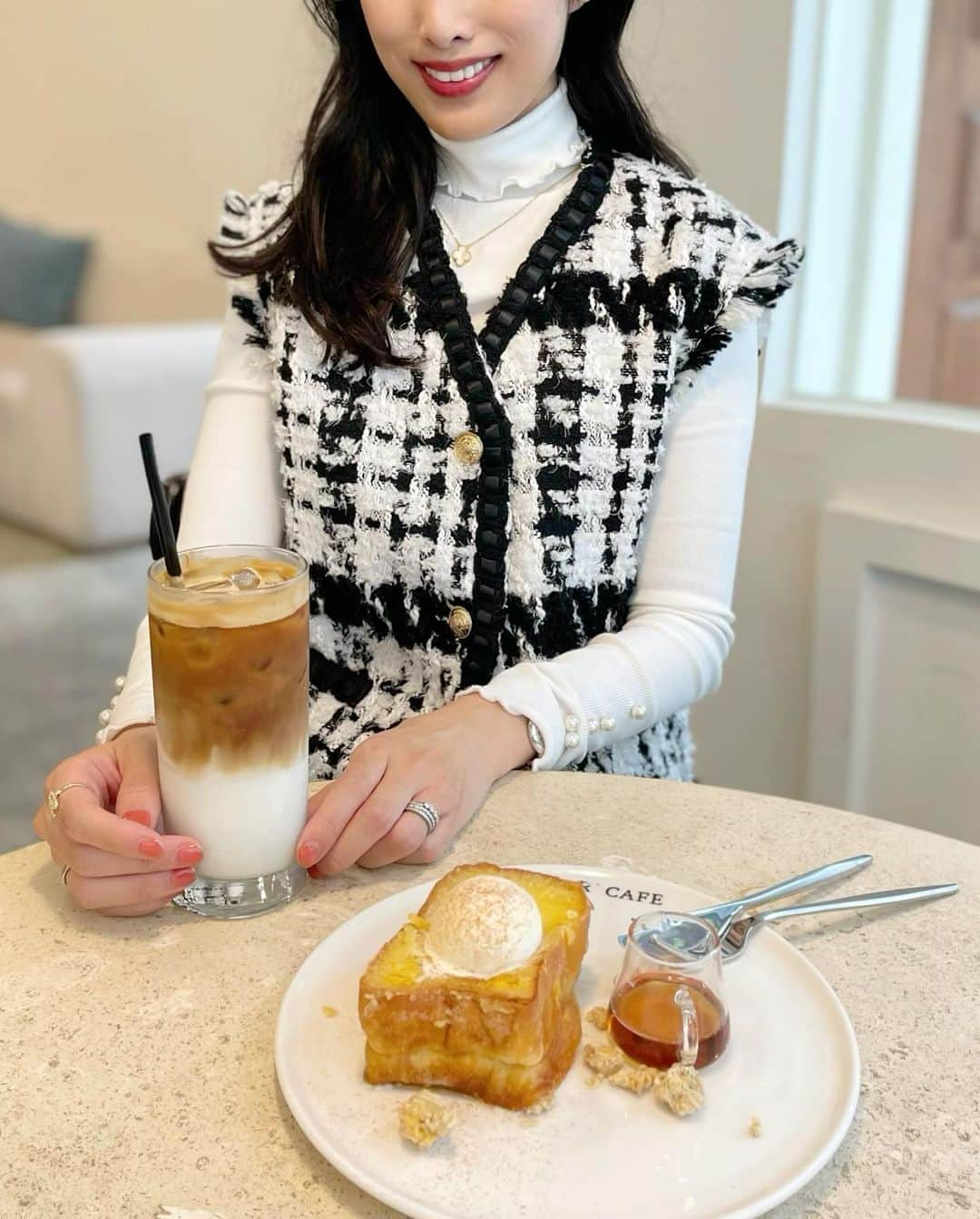 越馬千春さんのインスタグラム写真 - (越馬千春Instagram)「.  R'Avenue🤍  フレンチトーストとカフェラテが美味しかった🤤✨ 韓国は可愛いカフェが沢山👏  インスタの先生に写真を学んだ🤳💖笑🇰🇷  #chiharukoshiba_trip#韓国#韓国旅行#韓国旅行コーデ#狎鴎亭#狎鴎亭カフェ#江南区#韓国カフェ#カフェ巡り#RAvenue」12月6日 20時55分 - chiharukoshiba