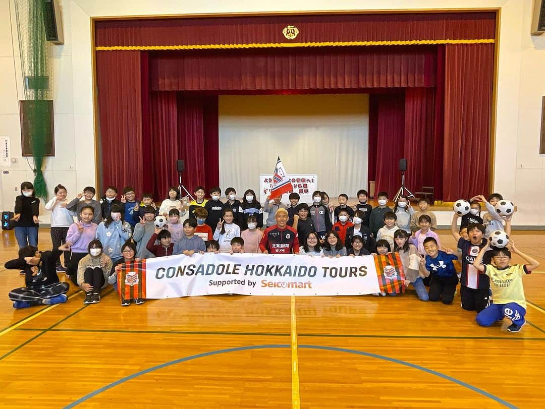 コンサドーレ札幌のインスタグラム：「CONSADOLE HOKKAIDO TOURS supported by seicomart 🌈道央編1日目🚌  無事終了しました✨✨  #菅野孝憲 選手と触れ合った人達も、すげさん自身も笑顔があふれる素敵な旅でした☺️  仁木町内小学校（2校） 仁木町役場 コンサドーレ仁木パーク 余市町内小学校 余市町役場 セイコーマート西宮の沢5条店　1日店長  #consadole #コンサドーレ」