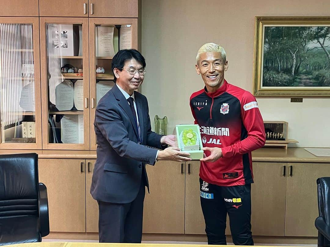 コンサドーレ札幌さんのインスタグラム写真 - (コンサドーレ札幌Instagram)「CONSADOLE HOKKAIDO TOURS supported by seicomart 🌈道央編1日目🚌  無事終了しました✨✨  #菅野孝憲 選手と触れ合った人達も、すげさん自身も笑顔があふれる素敵な旅でした☺️  仁木町内小学校（2校） 仁木町役場 コンサドーレ仁木パーク 余市町内小学校 余市町役場 セイコーマート西宮の沢5条店　1日店長  #consadole #コンサドーレ」12月6日 21時05分 - hokkaido_consadole_sapporo