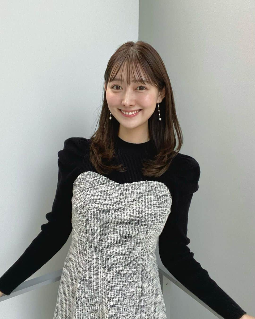 森山みなみさんのインスタグラム写真 - (森山みなみInstagram)「.  今朝も羽鳥慎一モーニングショーをご覧いただき、ありがとうございました☀️  ツィードとニットのドッキングワンピース。 ゆらゆらイヤリングが可愛い👂  そして月曜日の朝から突然声枯れしてしまっていたのですが、だいぶんよくなりました。  (声枯れ以外の症状はなく、ずっととっても元気です☺️笑) コメントで心配して下さった方、ありがとうございます！ ご心配をおかけしてしまいすみません。  羽鳥さんにはたくさんのアドバイスをいただき、今朝は久保田さんがのど飴を下さいました😭(@naoko_kubota_ex ) 周りの皆さまのあたたかいお心遣いに感謝の気持ちでいっぱいです…  明日も元気に頑張りますのでよろしくお願いいたします！   #テレビ朝日 #羽鳥慎一モーニングショー #モーニングショー #アナウンサー  #森山みなみ  #衣装」12月6日 21時05分 - minami.moriyama_ex