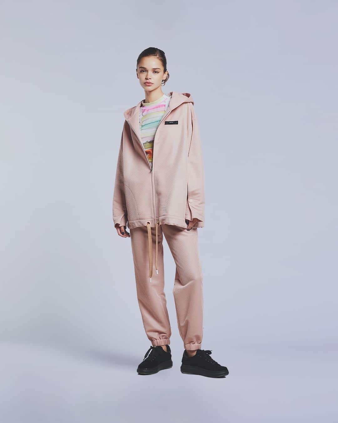 Double Standard Clothingのインスタグラム：「. NEW ARRIVAL 2023 WINTER COLLECTION  [OUTER] ESSENTIAL / ECOメッシュパーカー price. 31,900円(税込) color. オフ / サーモンピンク / ブラック size. F  [BOTTOMS] ESSENTIAL / ECOメッシュジョガーパンツ price. 24,200円(税込) color. オフ / サーモンピンク / ブラック size. 36 / 38  ------------------------------------------- #doublestandardclothing #tokyo #DSC #sov #dscessential #nightstore #2023winter #fashion #ootd」