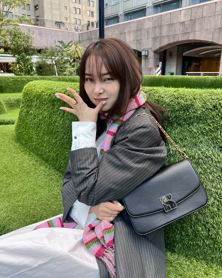 ケイト・スペードさんのインスタグラム写真 - (ケイト・スペードInstagram)「Kate Spade Dakota in Style  @alilisa_h  「日常も特別な日もドレスアップしてくれるバッグ。クラシックでモダンなデザインがお気に入り🖤」  #katespadeny #katespadejapan #ケイトスペード #ケイトスペードニューヨーク」12月6日 21時00分 - katespadejapan