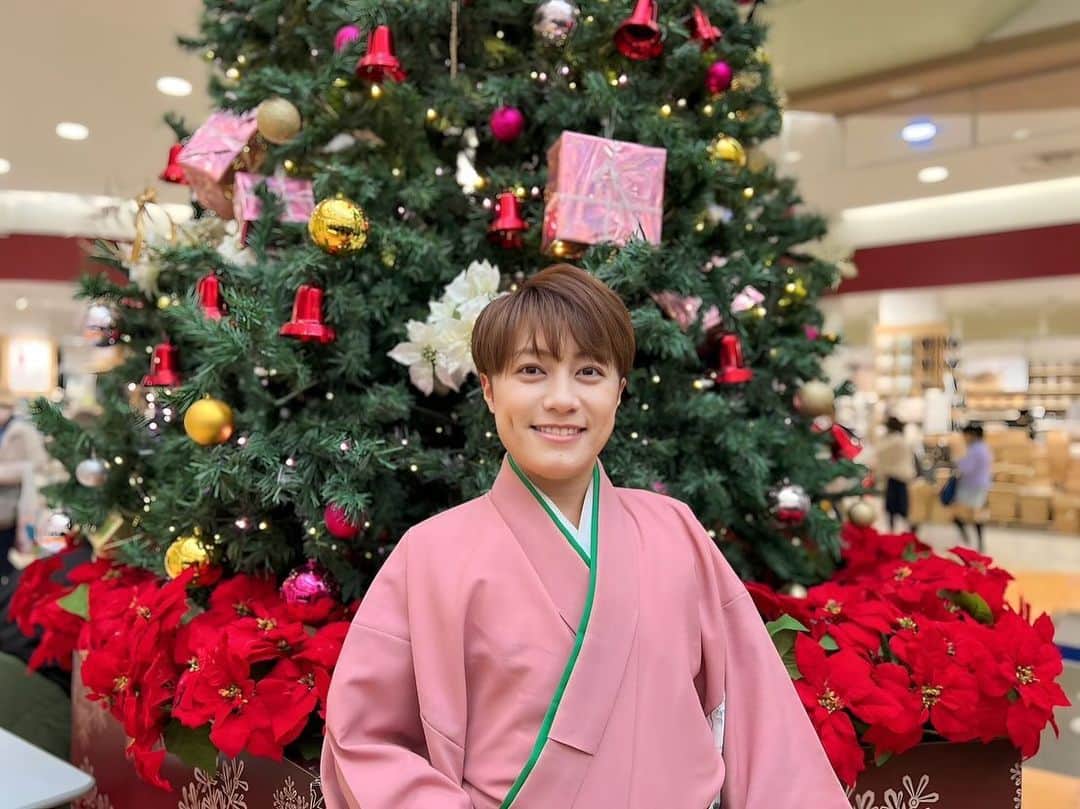 はやぶささんのインスタグラム写真 - (はやぶさInstagram)「こんばんは！！ 今日の写真は クリマスツリーと大滝ひかる。 そして、事務所の大先輩、田川寿美さんとのお写真です^ - ^  【EN】  Good evening! Today's photos are  Ootaki Hikaru with the Christmas tree. And here is a picture of me with Tagawa Toshimi senpai, a senior of our office ^ - ^.  #はやぶさ #ヒカル #ヤマト #大滝ひかる #駿河ヤマト #イベント #一日一枚  #写真  #hayabusa #hikaru #yamato #event  #picstory  #picstagram #photooftheday  #photogram  #hayabusadiary  #はやぶさの日記  #fotohariini」12月6日 21時06分 - hayabusa_new_generation_songs