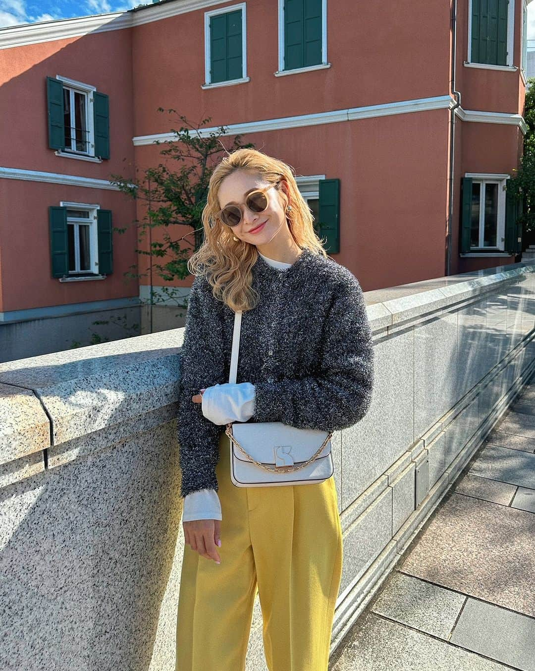 ケイト・スペードのインスタグラム：「Kate Spade Dakota in Style  @kae0113  「もうすぐホリデーシーズンに突入ということで 可愛い真っ白のバッグにキラキラトップスで ホリデーを感じてみたよっ🎄😚💞  斜めがけにもハンドバッグにもなって シーン毎に使い分けできるのが嬉しい @katespadejapan のバッグ〜🫶🏻  わくわくした気持ちでいっぱいお出かけしたいなっ💫❄️💞」  #katespadeny #katespadejapan #ケイトスペード #ケイトスペードニューヨーク」