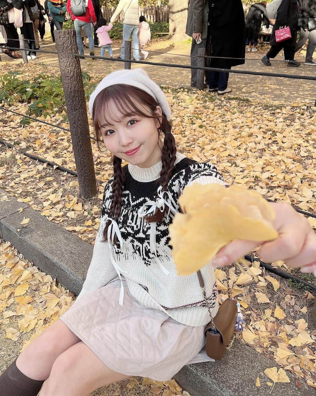 夏井さらさんのインスタグラム写真 - (夏井さらInstagram)「いちょうコーデ🍂🪿  やっぱりブラウン系でまとめると秋間強くてかわいいね~＾＾♡  knit: @maybins_japan  skirt: @grl_official  socks: @gu_for_all_  bag: @grl_official   . . . #フレンチガーリー #フレンチガーリーコーデ #ブラウンコーデ #グレイル #grl購入品 #いちょう並木 #神宮外苑いちょう並木」12月6日 21時15分 - sara_natsui