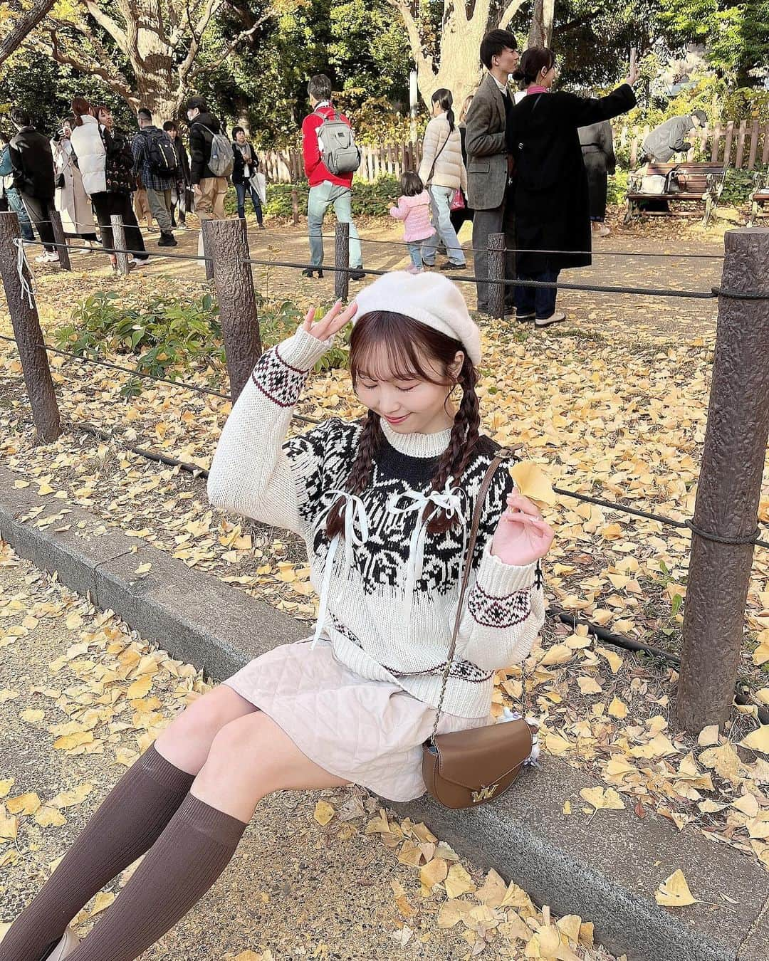 夏井さらさんのインスタグラム写真 - (夏井さらInstagram)「いちょうコーデ🍂🪿  やっぱりブラウン系でまとめると秋間強くてかわいいね~＾＾♡  knit: @maybins_japan  skirt: @grl_official  socks: @gu_for_all_  bag: @grl_official   . . . #フレンチガーリー #フレンチガーリーコーデ #ブラウンコーデ #グレイル #grl購入品 #いちょう並木 #神宮外苑いちょう並木」12月6日 21時15分 - sara_natsui