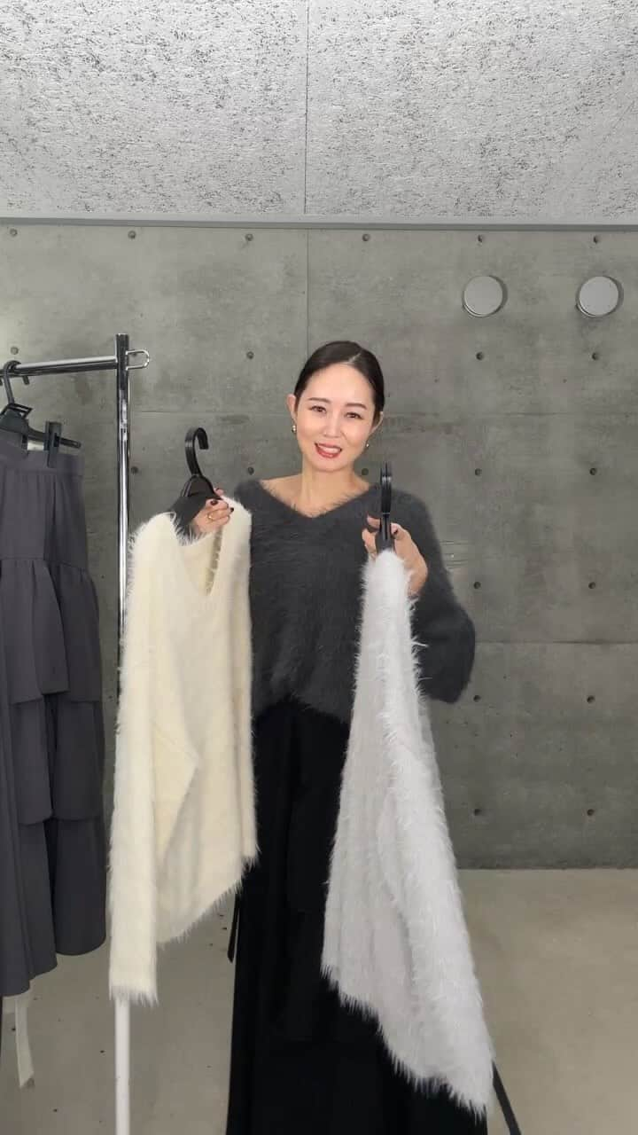 muramiのインスタグラム：「12/5☆INSTA LIVE☆ ・ ・ ご視聴いただきありがとうございました❤️ また落ちてしまって前半分がアーカイブ残らなくてごめんなさい😢😢🙏 今週はデイリー使いしやすいニットたち🧶が 入荷となりますので、是非チェックしてみて下さいね⛄️💕 本日よりサイトTOPページのデザインが しれっとプチ変更しました🫣✨ ⁡ ⁡ ⁡ ⁡ ⁡ 🎁発売日時より24h限定🎁 12/6 12:00 - 12/7 11:59 新作購入で通常ポイント+10%プレゼント✨ ⁡ ⁡ ⁡ @mieli_invariant  12/6(木) 12:00- ⁡ -NEWARRIVAL- ▶︎no.501210 Feather Yarn Knit Tunic ▶︎no.501291 Glitter Rib Highneck Tops ▶︎no.501292 ⁡ ⁡ ⁡ ⁡ and more… ⁡ ⁡ ⁡ ⁡ ⁡ ⁡ ＿＿＿＿＿＿＿＿＿＿＿＿＿＿＿＿＿＿＿＿＿ #mieliinvariant#mieli#2023#winter」