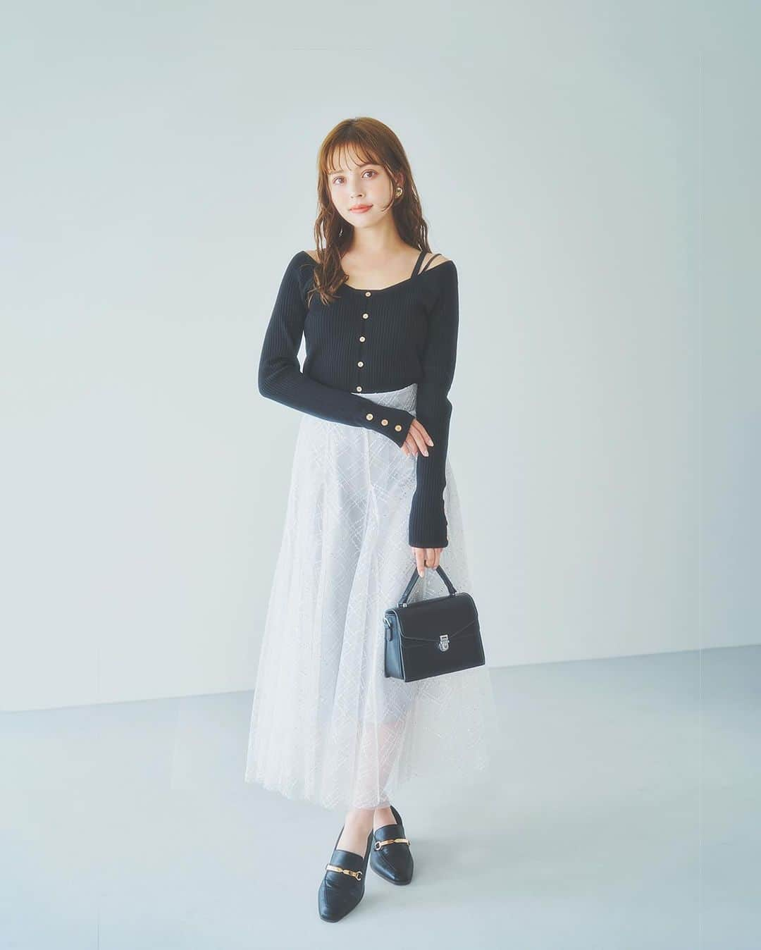 dazzlinのインスタグラム：「____ Recommend coordinate  デコルテ周りをすっきりと見せることで小顔効果〇 バランスの取りやすいトップスに仕上げました。  デイリー使いはもちろん、 デニムなどカジュアルアイテムと合わせて大人な美人見えコーデに。  . ■ Tops #バッククロスカーデタイトトップス price : ￥7,150 gray / black / pink / green size : FREE ※ 12月中旬お届け予定📦  . ■ Bottoms #スパンコールチュールチェックスカート price : ￥10,890 gray /black size : S / M ※ 1月下旬お届け予定📦  . ____________________________________________  アイテム詳細はショッピングタグ or TOPページURLよりチェック🔗 » @dazzlin_official  . 全国のdazzlin staffのスタイリングをチェック👗 » @dazzlin_staff_snap   . #dazzlin #ダズリン #冬服コーデ #冬コーデ #ニット ニットコーデ #黒ニット #スカート スカートコーデ #ラメスカート  #モノトーンコーデ  #推し活 #カフェ活 #カフェ巡り #参戦服 #参戦コーデ #大人コーデ #大人カジュアル #カジュアルコーデ #きれいめカジュアル #シンプルコーデ」