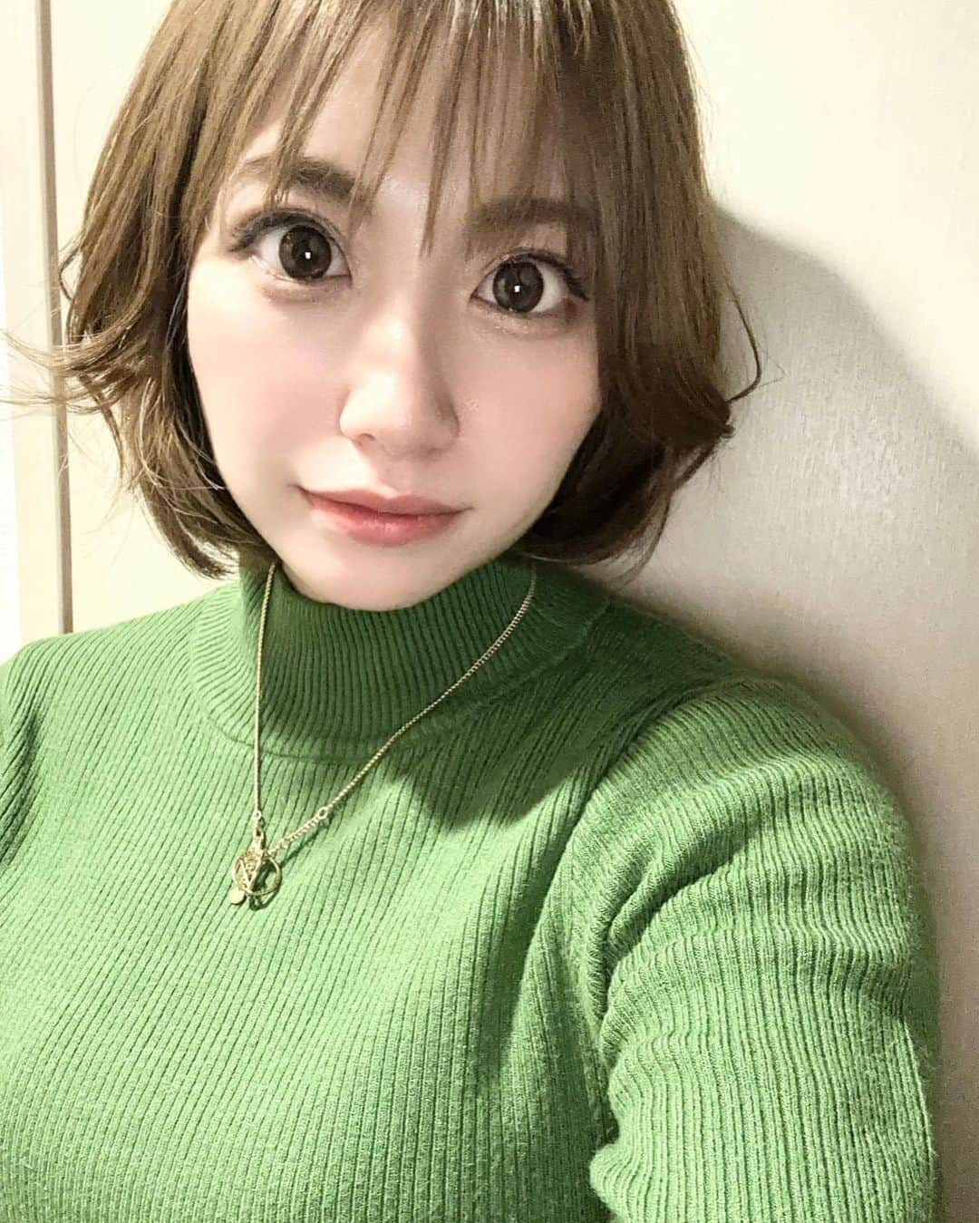 なつきのインスタグラム：「. 最近ストレートにして内巻きするのブーム💇‍♀️ . #シティーグループ #ニュークラ #ベルベ #鈴鐘 #クラブベルべ #クラブ鈴鐘 #ホステス #キャバ嬢 #すすきのキャバクラ #すすきのホステス #ショートカット女子 #酒好き」