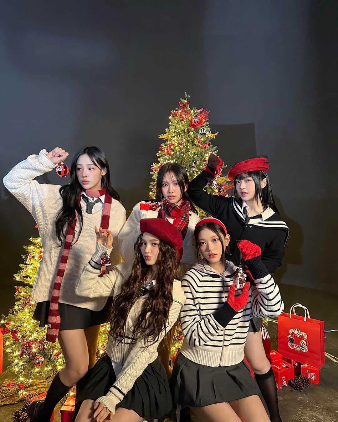 NewJeansのインスタグラム：「🎄 Happy holidays with #CocaCola  #광고 @CocaCola_Korea #happyholidays #RealMagic #christmas #크리스마스 #코카콜라 #NewJeans #뉴진스」