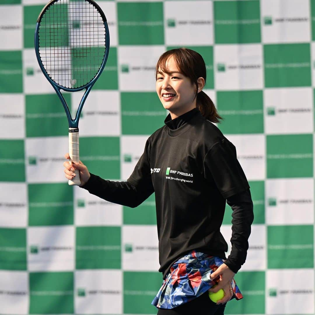 美濃越舞さんのインスタグラム写真 - (美濃越舞Instagram)「LOVE ALL MATCH by BNP PARIBAS クリニック、観戦に来てくださった皆様ありがとうございました！  今年で第4回目となります🎾（過去3回はWJPチャレンジという名称でした）  今回からLOVE ALL PROJECTというプロジェクト名で動き始めました。  元々はコロナ禍に同じ練習拠点だった、松井俊英選手、車いすテニスの荒井大輔選手と一緒に始めたイベントです。  夏の大会が全てなくなってしまったジュニアに、試合をしたりプロと対戦するチャンスを作ること、 車いすテニスをもっと沢山の人に知ってもらうこと、垣根をなくしていくこと、 地域貢献やテニス界の活性化など、様々なみんなの想いがありました！  それが第4回目を無事開催でき、BNP PARIBAS様をはじめとしたスポンサー、サポートとしてくださる皆様に感謝の気持ちでいっぱいです！ 忙しい中、出場してくださる現役選手の皆さんも本当にありがとうございました✨  今回は私自身、色々と考えさせられたり学ぶことがいつも以上に沢山ありました。  来年もより良いものとして開催ができるように頑張りたいと思います！  #テニス #tennis #テニスウエア #网球 #테니스 #テニス女子 #テニスイベント #テニスコーデ#テニスクリニック #千葉県 #柏 #船橋 #wilson #ウイルソン #ウイルソンテニス #テニスコート #loveallproject #bnpparibas」12月6日 21時11分 - mai_minokoshi