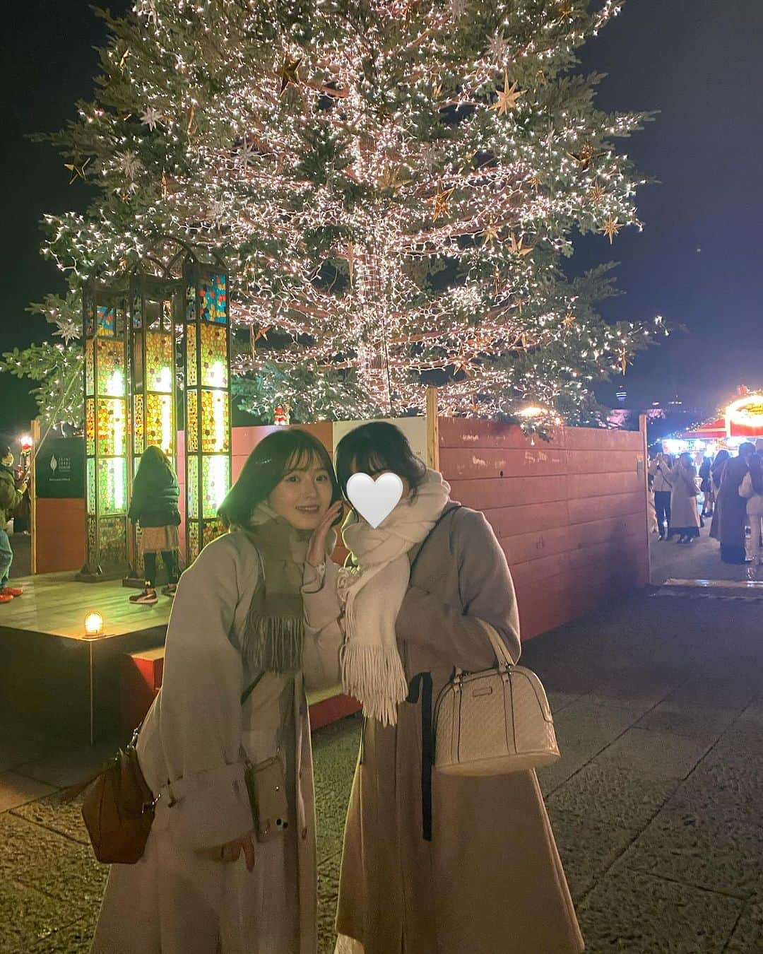 青木菜花さんのインスタグラム写真 - (青木菜花Instagram)「⁡ ⁡ ずっと行ってみたかった クリスマスマーケット🎄🎀 ⁡ こっちゃん、プレッツェル 気に入ったみたいで パクパク美味しそうに食べてて 本当可愛かった、、、🥹🥨 ⁡ パンが大好きで🤣🫶🏻 ⁡ 本当女の子で 写真撮ってー！ってまだ言葉には できないけど沢山頼まれて 7個並んでるツリー全部と撮りました📸笑 ⁡ 毎回ポーズ同じなの笑 お得意のポーズ😂 ⁡ 近くにいたカップルのお兄さんに あの子いつもあのポーズしてるんだろうねぇって言われてた🤣🤣笑 ⁡ 本当かわいー🥹🤍」12月6日 21時11分 - nanoka_0711