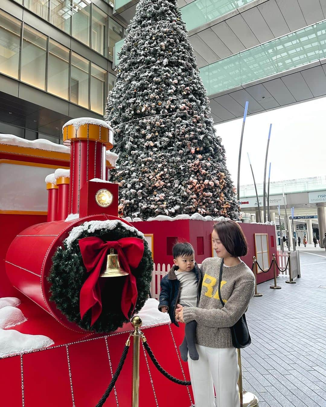 西野沙瑛のインスタグラム：「- どこへ行ってもクリスマス一色でテンション上がるよね🎄🤍 息子もイルミネーション見るたびに手をキラキラってさせててかわいい☺️✨  この日は親子でベージュコーデ🧸 息子のドット柄ロンパースは海外インポートショップ @ronron_baby_mom で取り扱っている @quincymae のもの🐾 子供の服って可愛いの多くて、たくさん欲しくなっちゃう🥺🥺  #ベビー服 #親子コーデ #男の子ママ #0歳児ママ #息子コーデ」