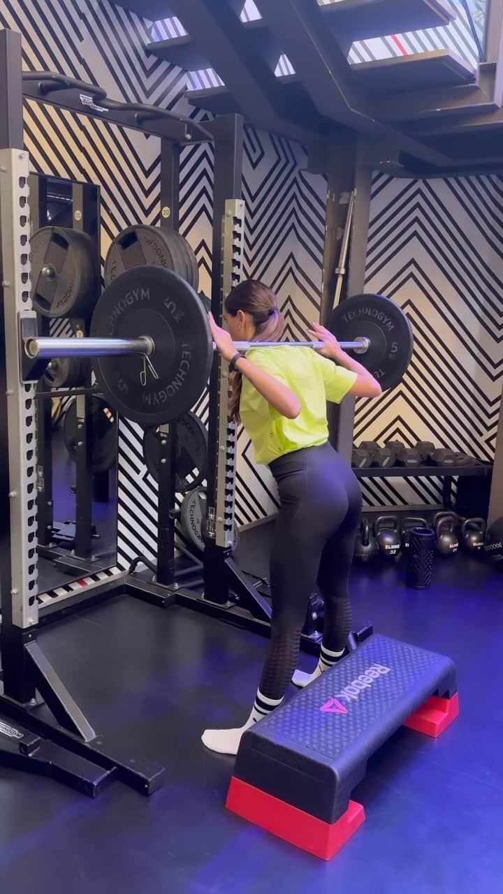 メリッサ・サッタのインスタグラム：「-Attivazione addominale , cercando di ridurre i compensi di anca e gambe su  deficit (rialzo ) -Squat tecnico con fermo in buca da 3 secondi -Massime  ripetizioni con stesso carico dell’esecuzione precedente  #trainingwithmelissa 💪🏻💣🔥」