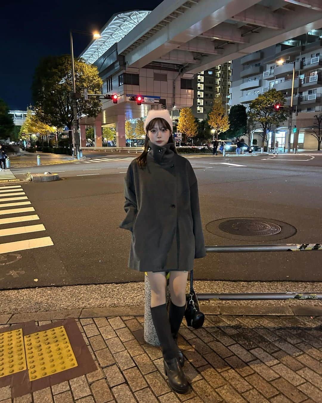 MANAさんのインスタグラム写真 - (MANAInstagram)「💖🧥   今日から @favclo.official で発売される コートを😌  スタンドカラーでも着られるし、 ロングブーツ合わせは間違いないし ほんとに可愛くて、、、  お気に入りのピンクのニット帽も合わせたらもっと可愛いかった🎀  」12月6日 21時13分 - mn02grm