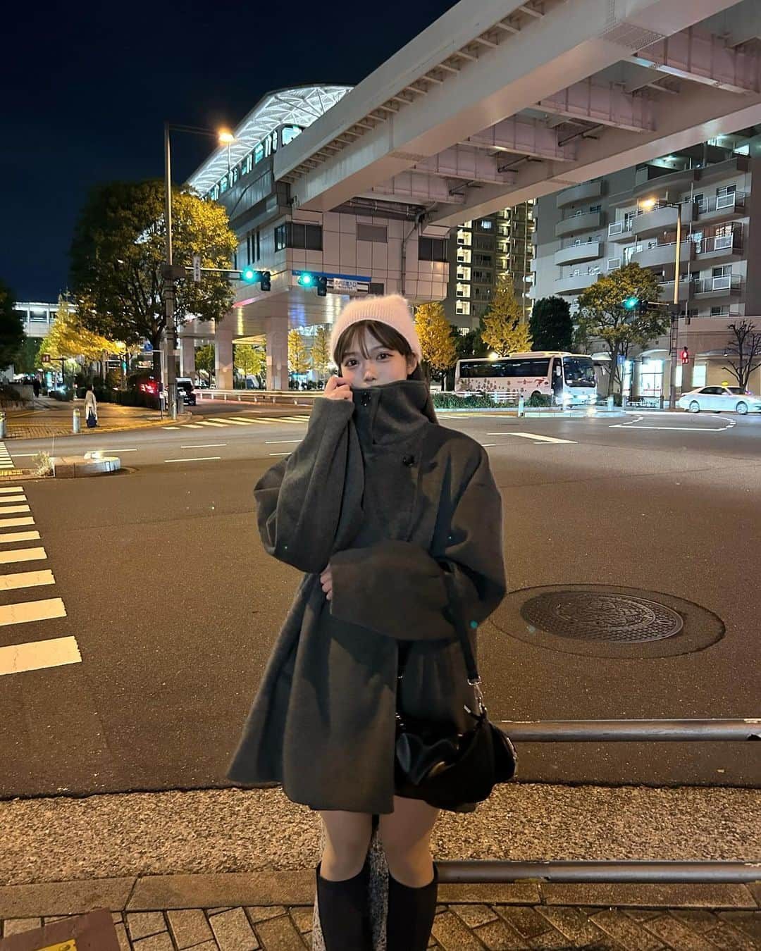 MANAさんのインスタグラム写真 - (MANAInstagram)「💖🧥   今日から @favclo.official で発売される コートを😌  スタンドカラーでも着られるし、 ロングブーツ合わせは間違いないし ほんとに可愛くて、、、  お気に入りのピンクのニット帽も合わせたらもっと可愛いかった🎀  」12月6日 21時13分 - mn02grm