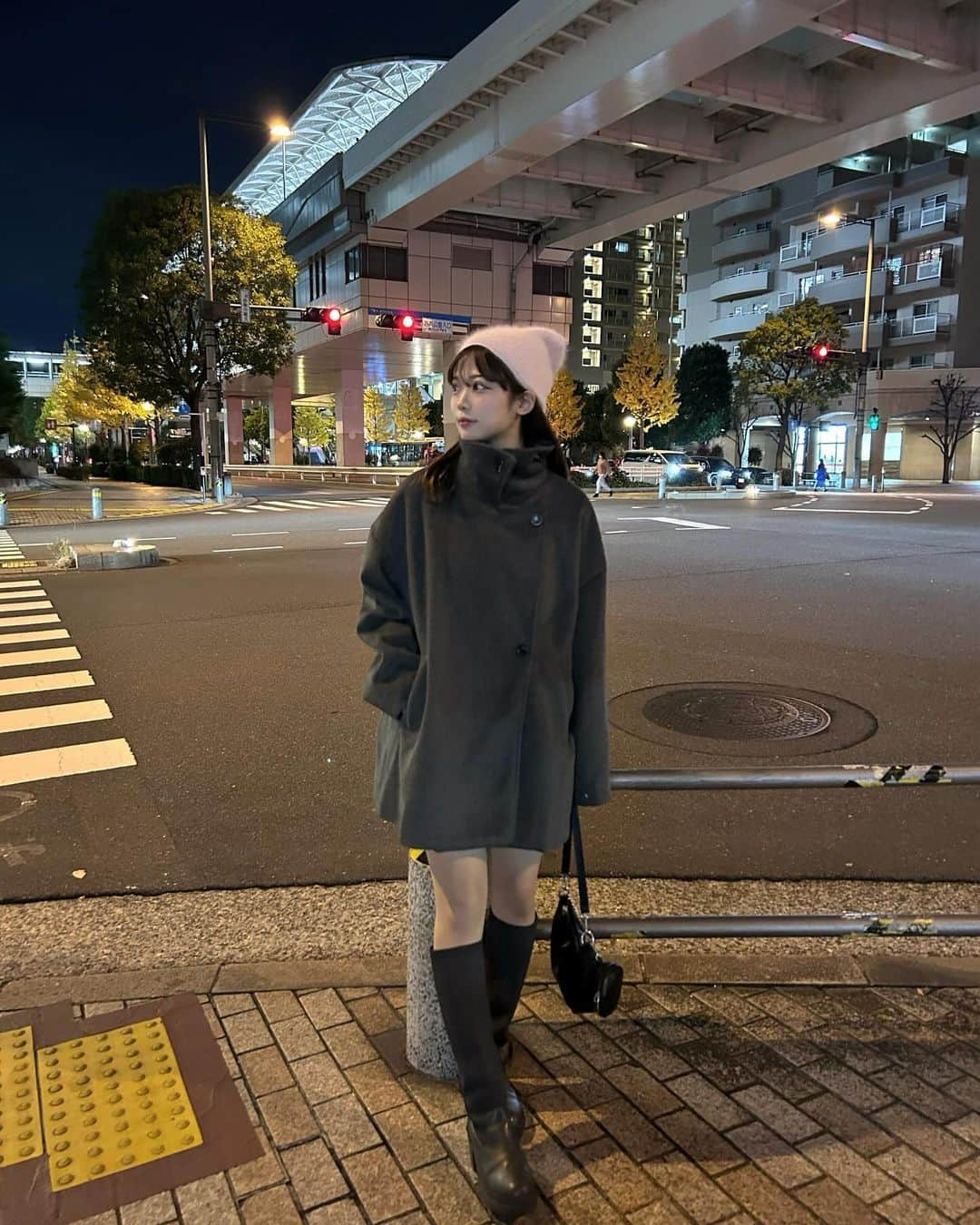 MANAさんのインスタグラム写真 - (MANAInstagram)「💖🧥   今日から @favclo.official で発売される コートを😌  スタンドカラーでも着られるし、 ロングブーツ合わせは間違いないし ほんとに可愛くて、、、  お気に入りのピンクのニット帽も合わせたらもっと可愛いかった🎀  」12月6日 21時13分 - mn02grm