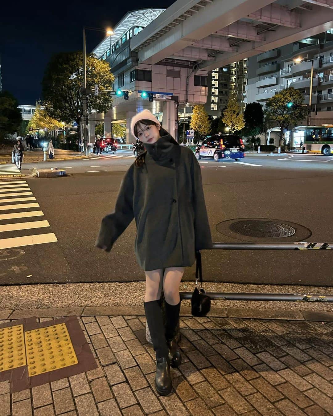 MANAのインスタグラム：「💖🧥   今日から @favclo.official で発売される コートを😌  スタンドカラーでも着られるし、 ロングブーツ合わせは間違いないし ほんとに可愛くて、、、  お気に入りのピンクのニット帽も合わせたらもっと可愛いかった🎀  」
